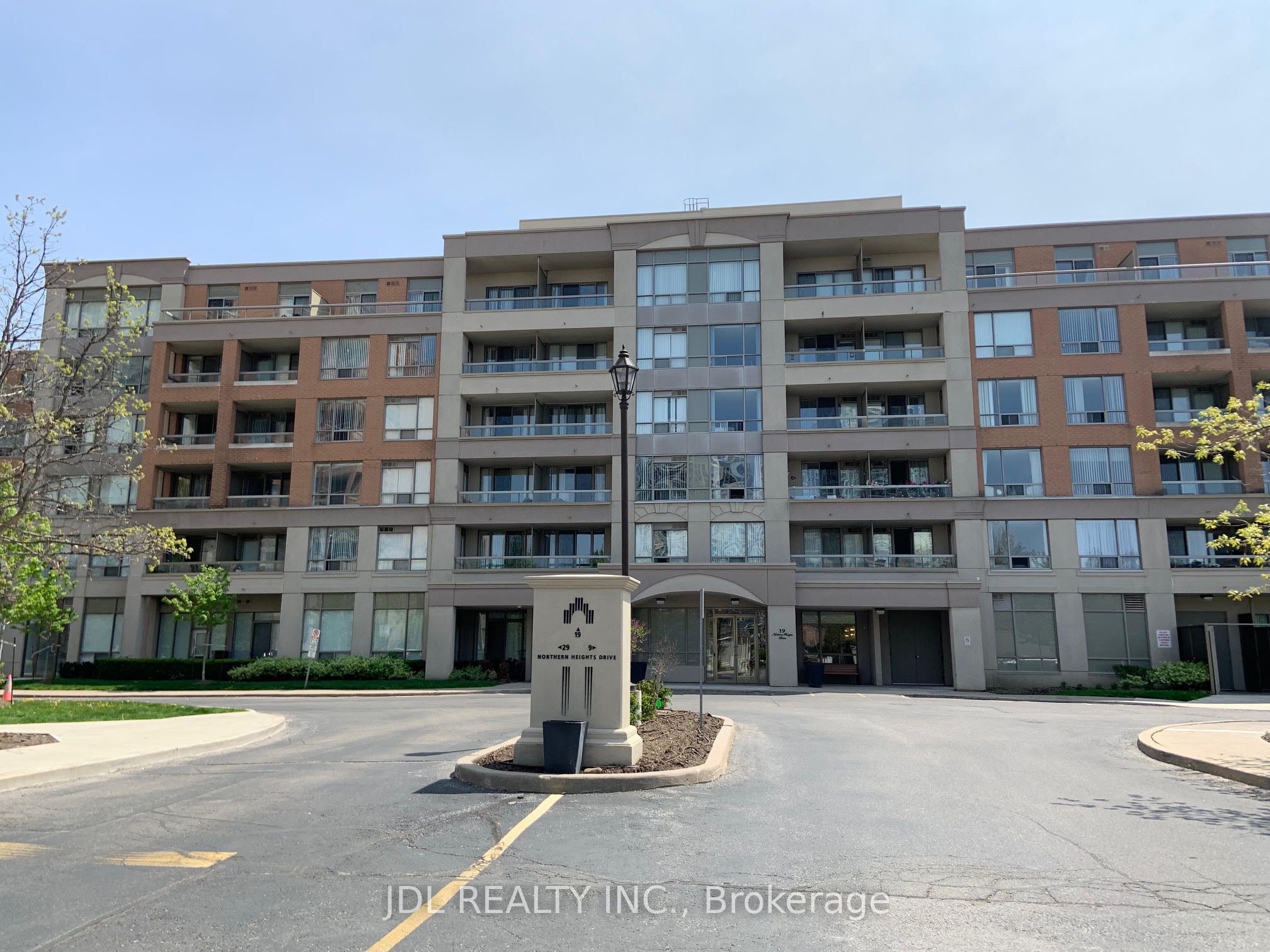 19 Northern Heights Drive 403, Richmond Hill, On L4b 4m4