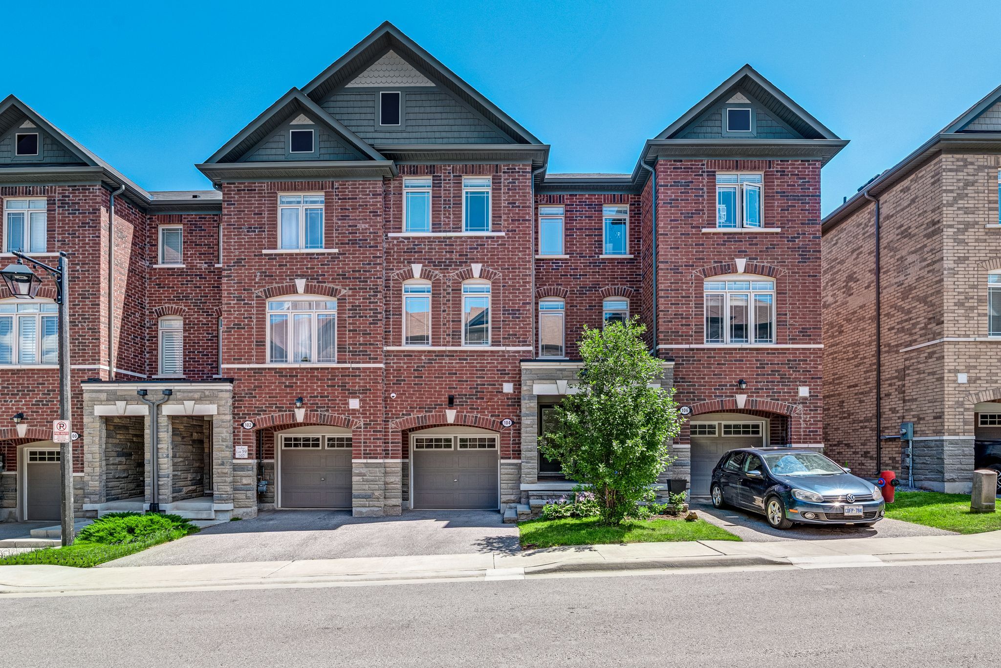 104 Gordon Circle, Newmarket, On L3y 0c9