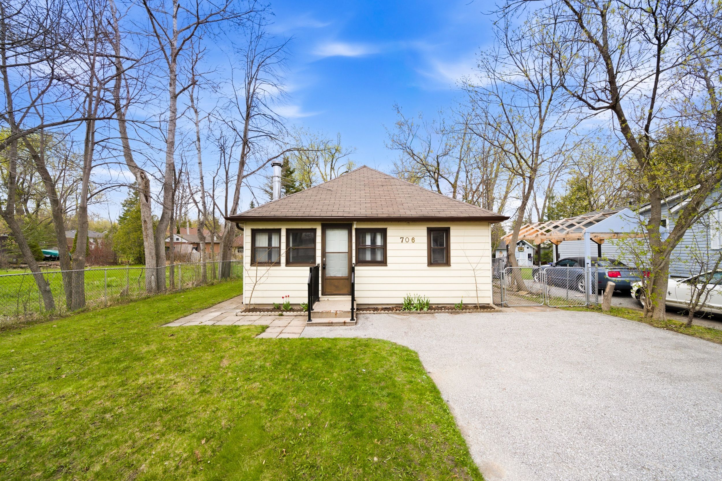 706 Chestnut Street, Innisfil, On L9s 2h8