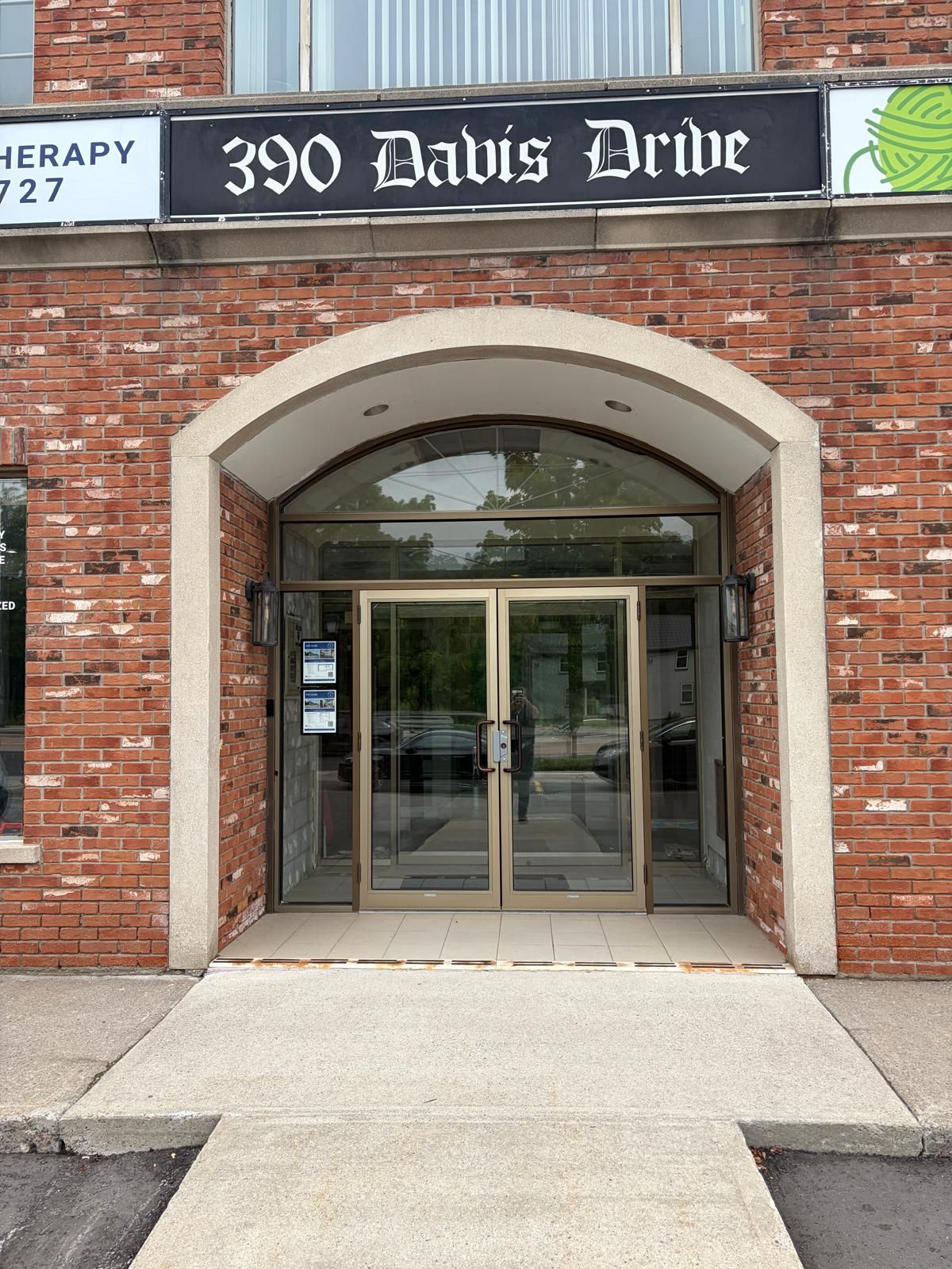 390 Davis Drive 301 Room #1, Newmarket, On L3y 7t8