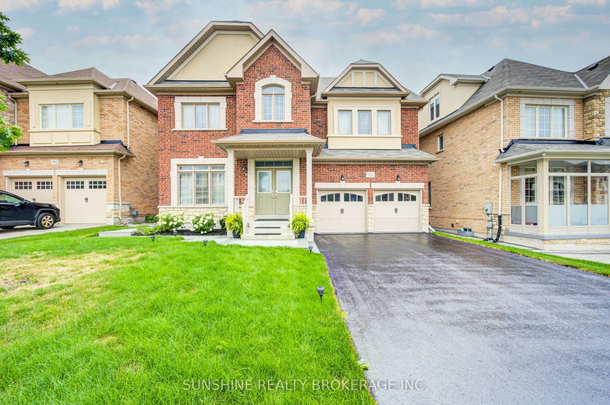 966 Sherman Brock Circle, Newmarket, On L3x 0g7