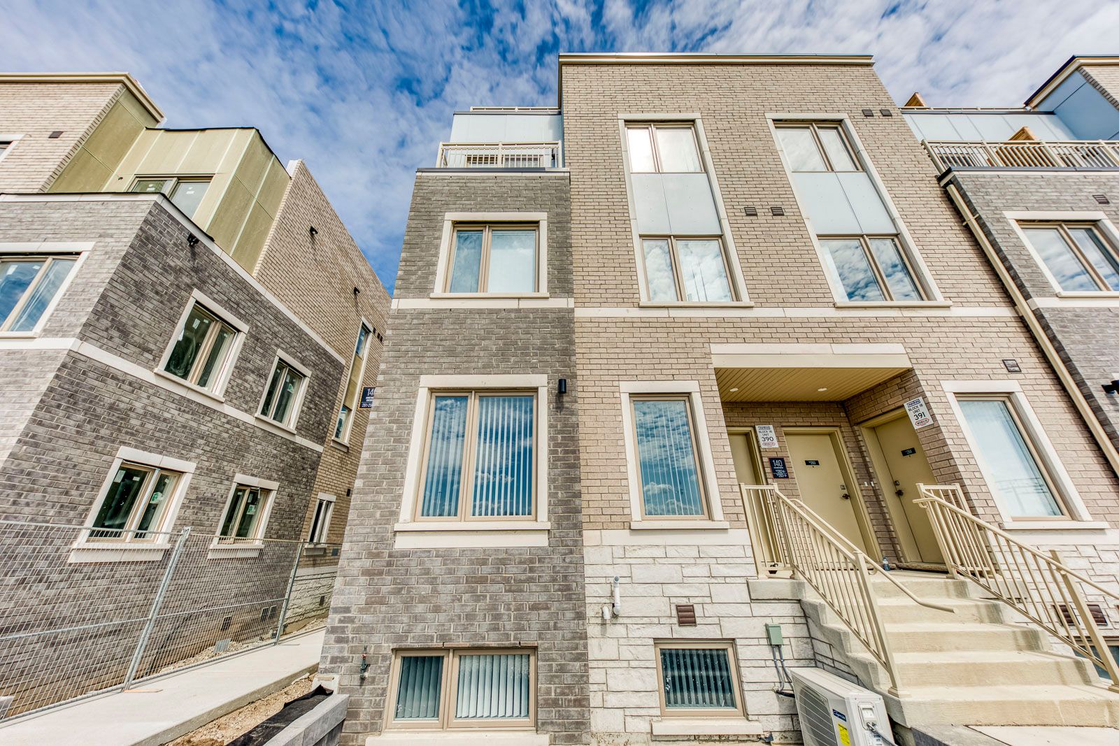 140 Honeycrisp Crescent 281, Vaughan, On L4k 0n7