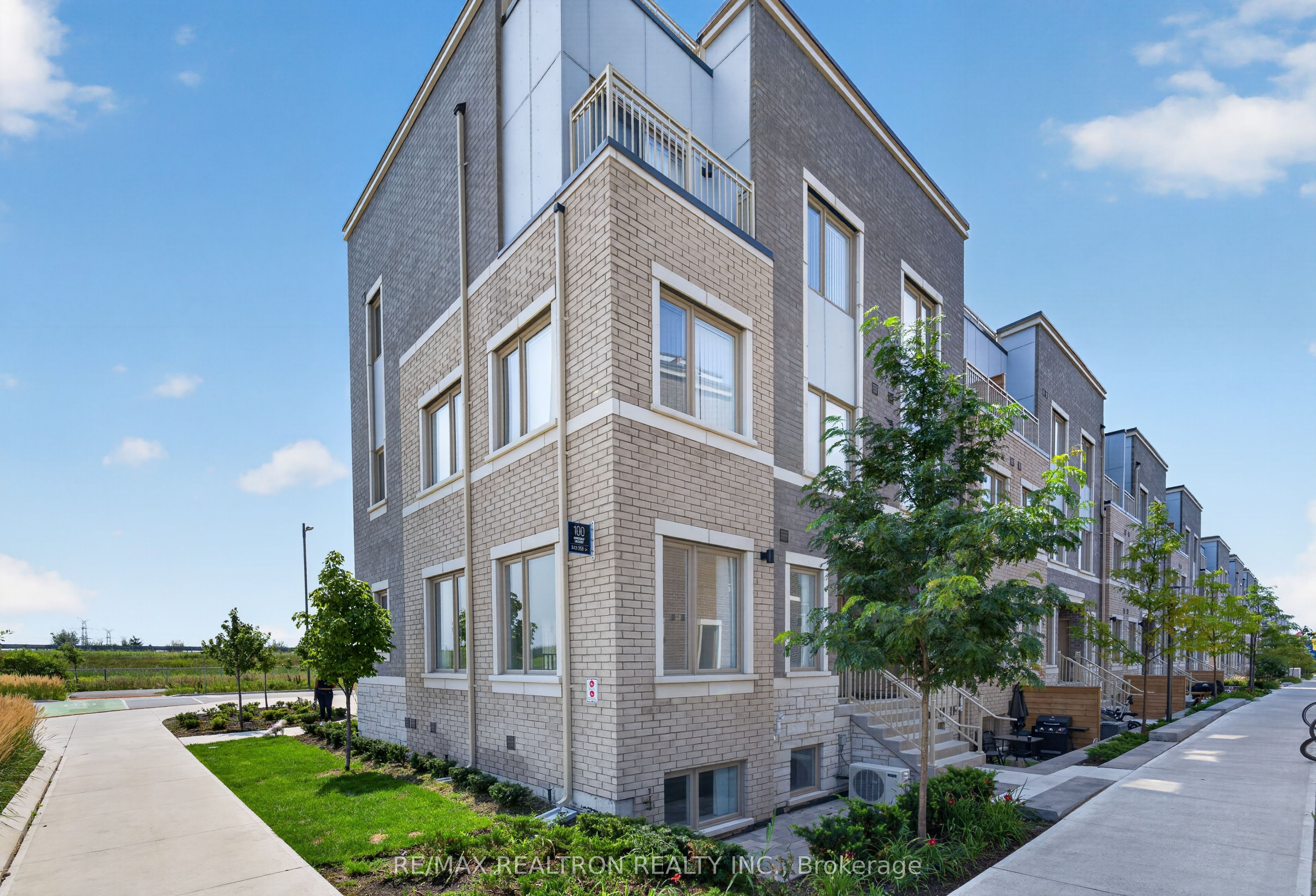 100 Honeycrisp Crescent 343, Vaughan, On L4k 0n7