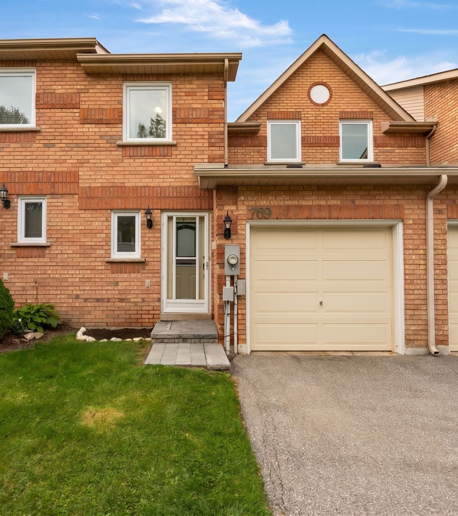 769 Playter Crescent, Newmarket, On L3x 1w7
