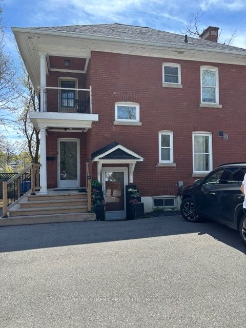 12 Vincent Street, Newmarket, On L3y 4g2