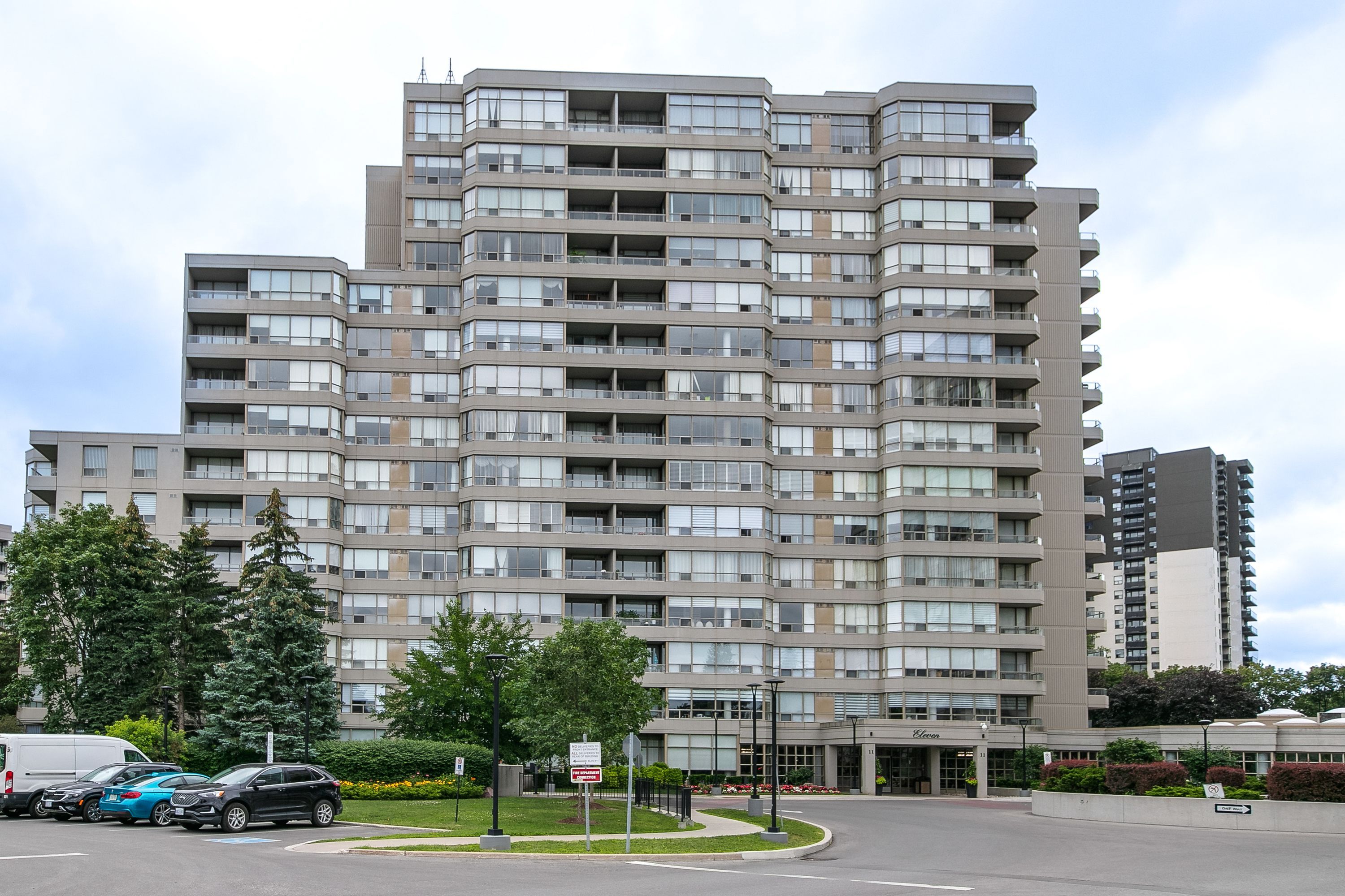 11 Townsgate Drive 814, Vaughan, On L4j 8g4