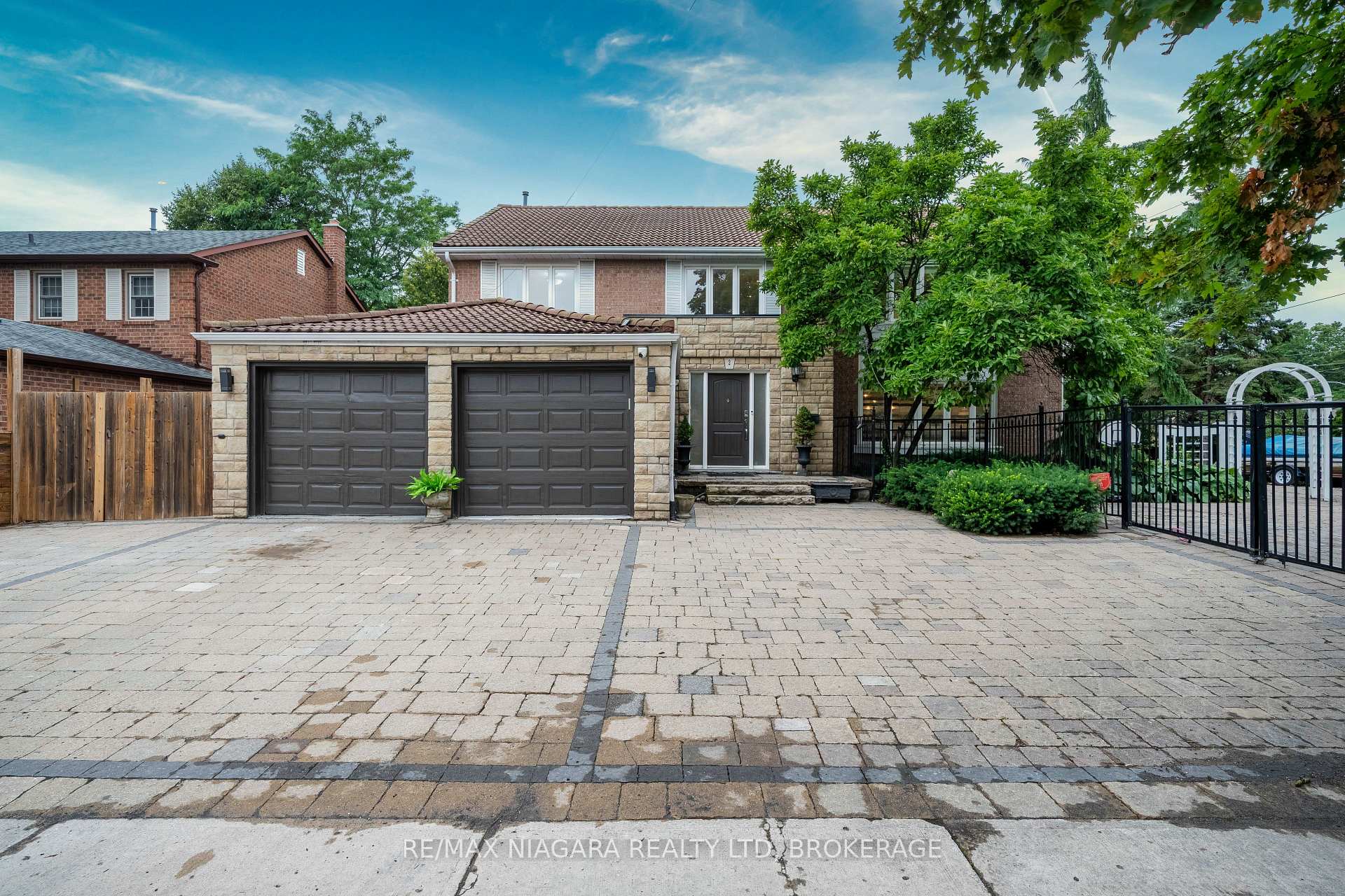 2 Aitken Circle, Markham, On L3r 7k6