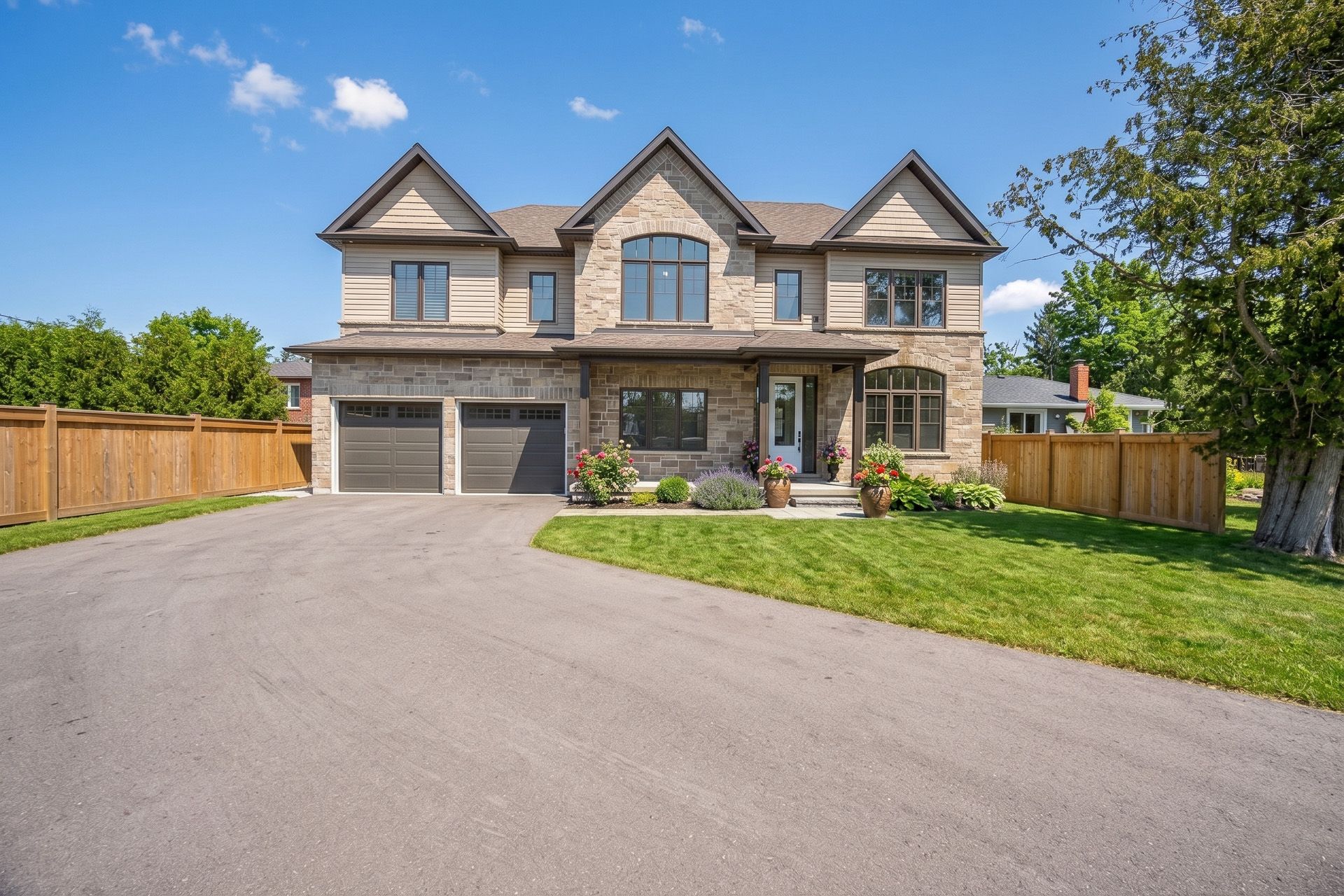 28 St. George Street, Georgina, On L0e 1l0