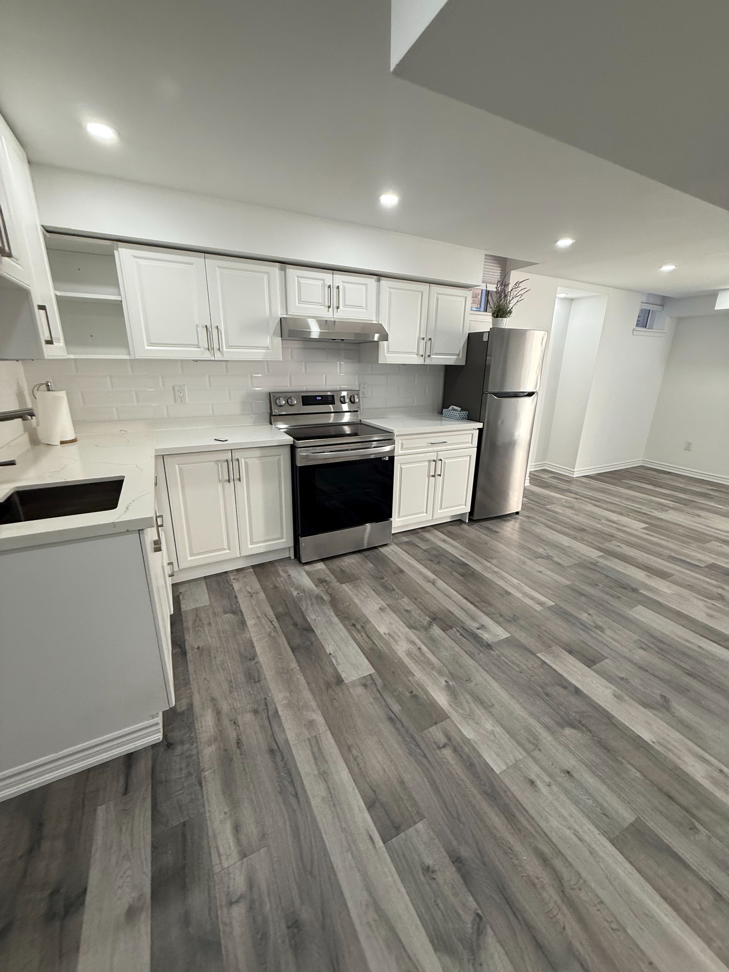586 Sweetwater Crescent Basement, Newmarket, On L3x 1c1