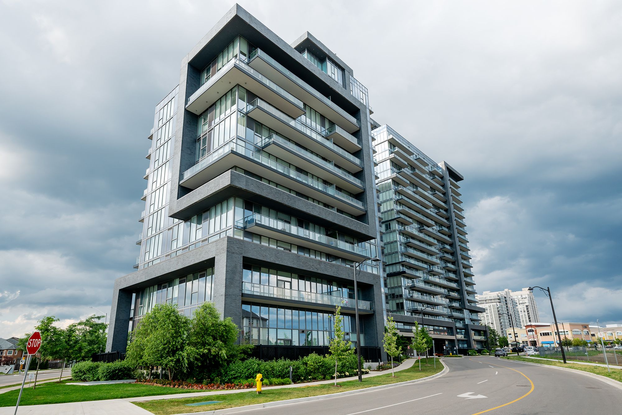 10 Gatineau Drive 1004, Vaughan, On L4j 0l2
