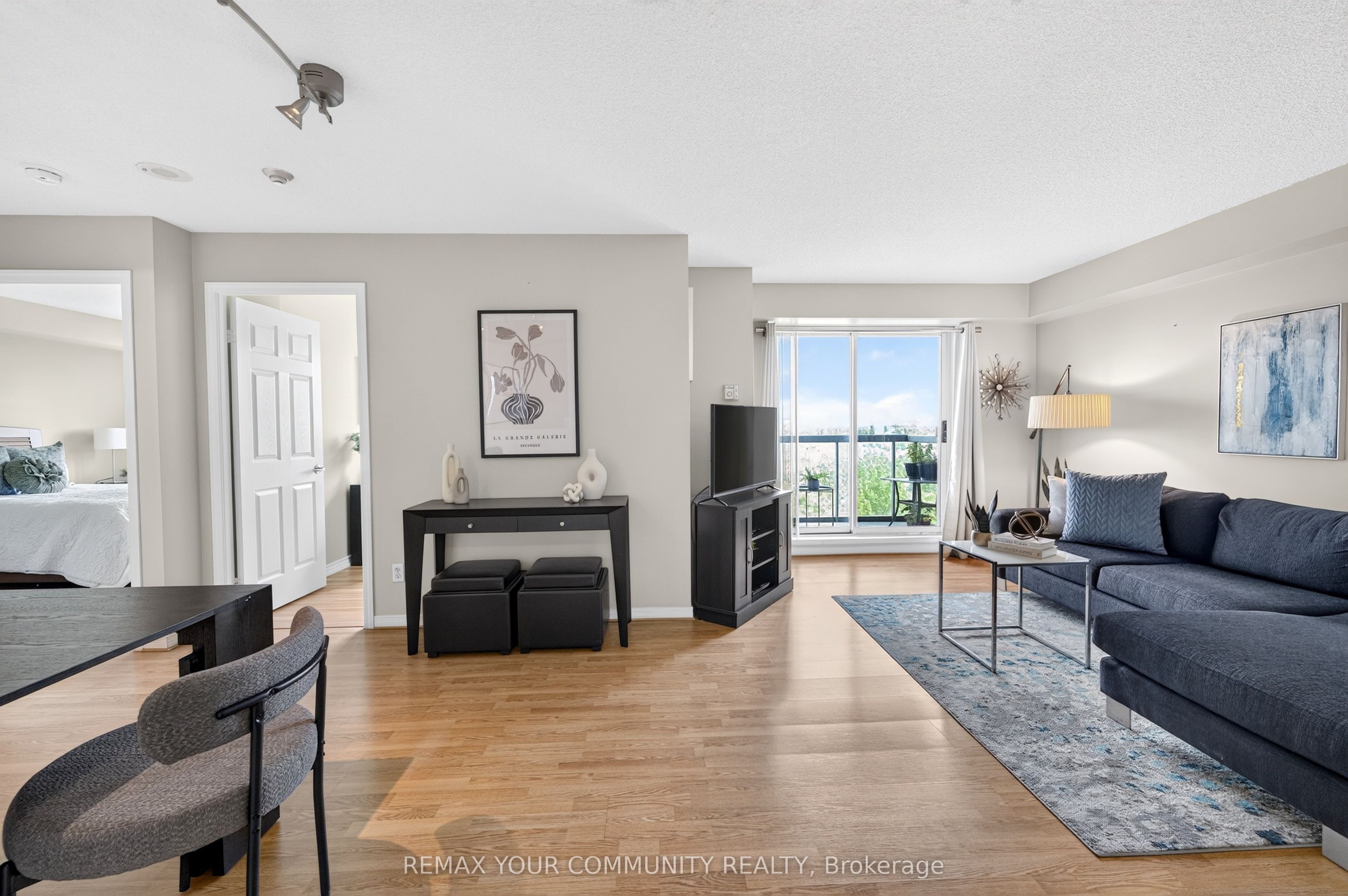 3 Ellesmere Street 721, Richmond Hill, On L4b 4n2