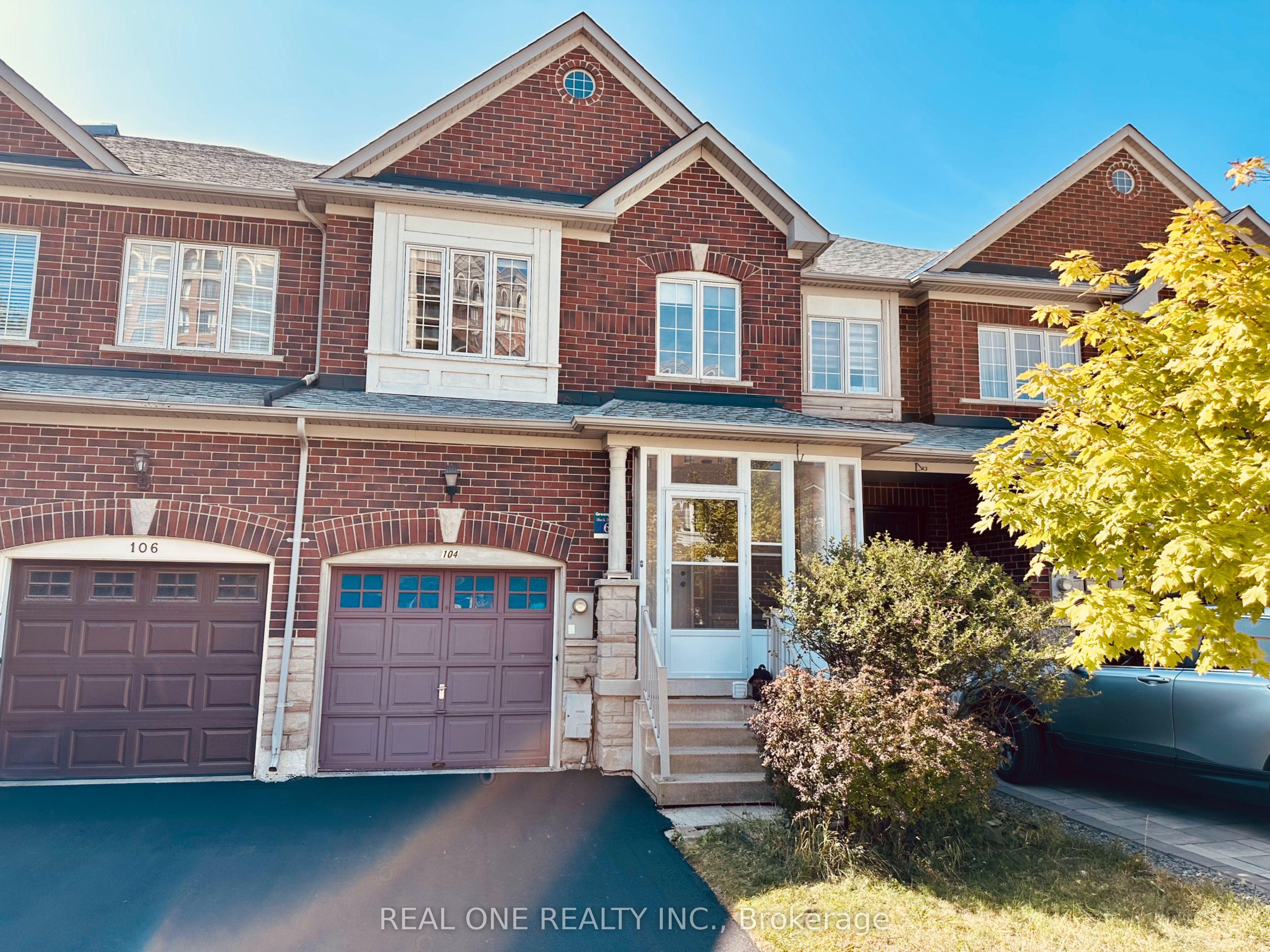 104 Revelstoke Crescent, Richmond Hill, On L4b 4t4