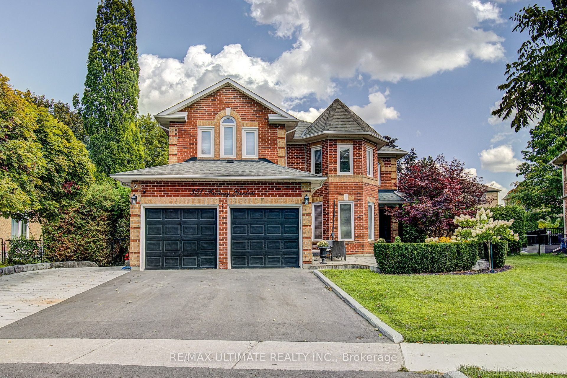 351 Fairway Gardens, Newmarket, On L3x 1b4
