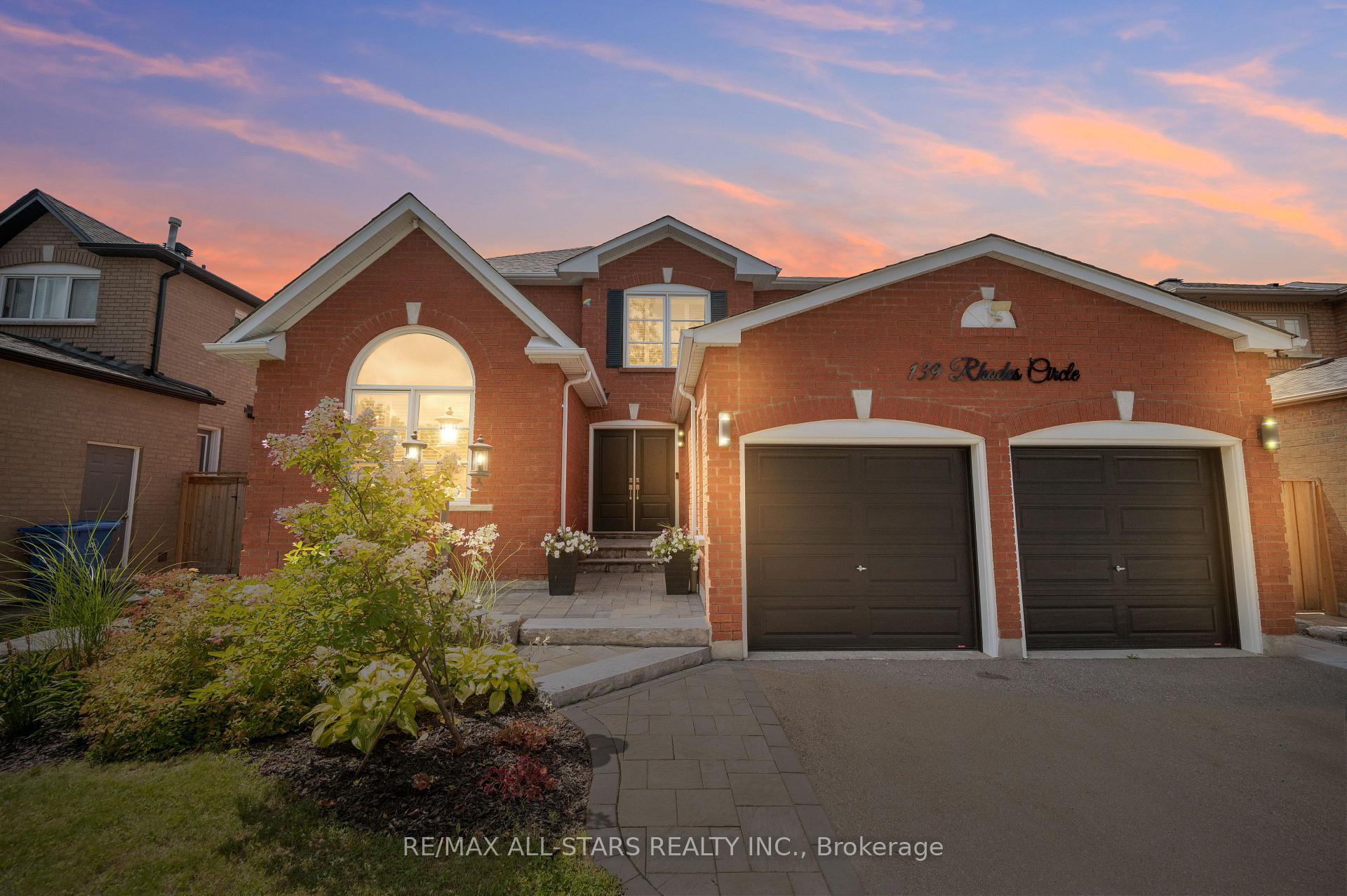 139 Rhodes Circle, Newmarket, On L3x 1v2