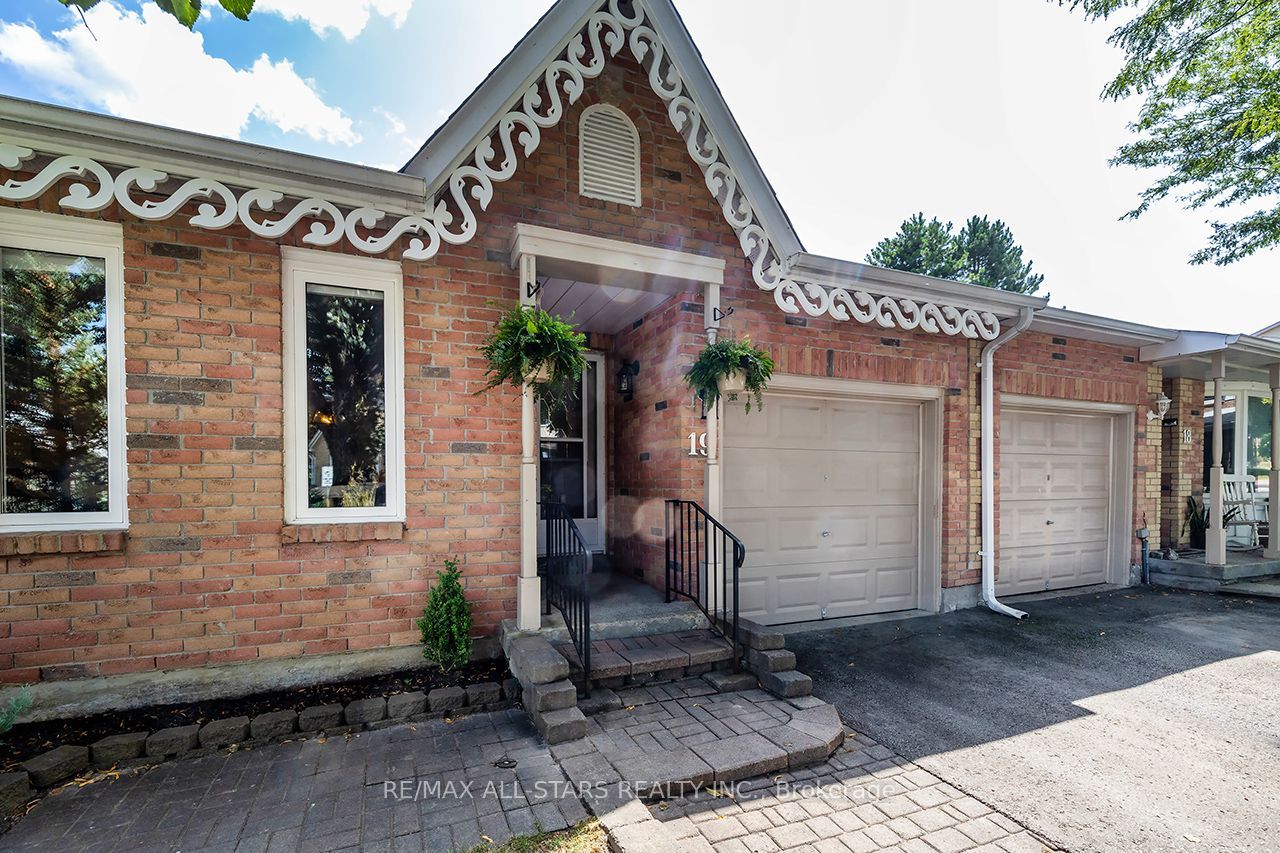 19 Adams Court 19, Uxbridge, On L9p 1g2