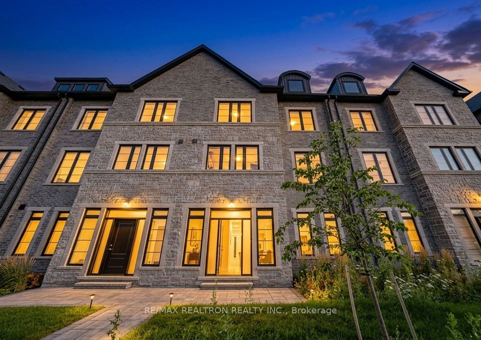 260 Eagle Street 06, Newmarket, On L3y 1k1