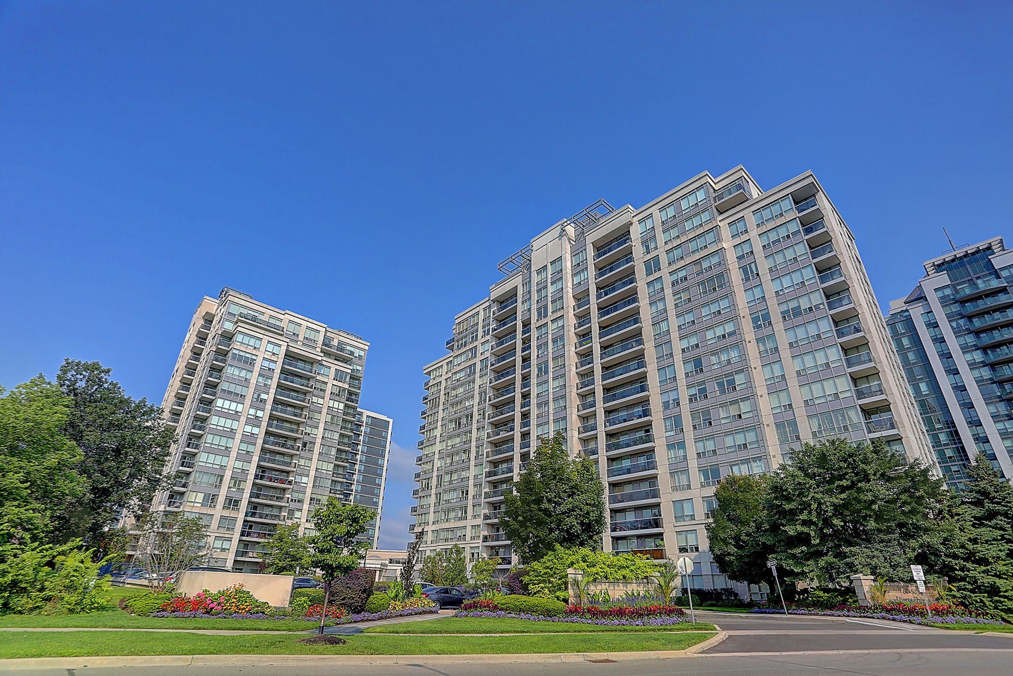 60 Disera Drive 1404, Vaughan, On L4j 9g1