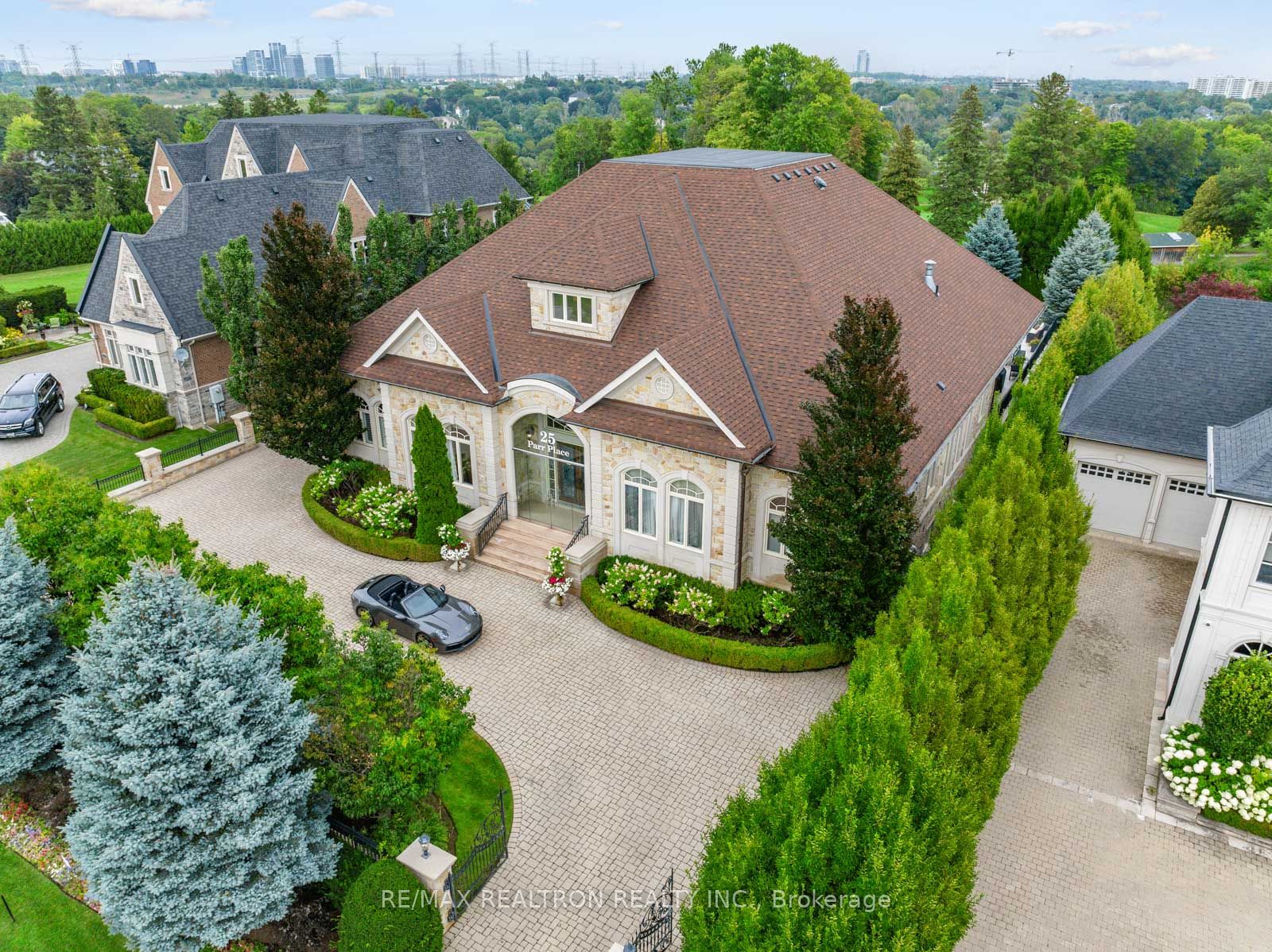 25 Parr Place, Vaughan, On L4j 8l1