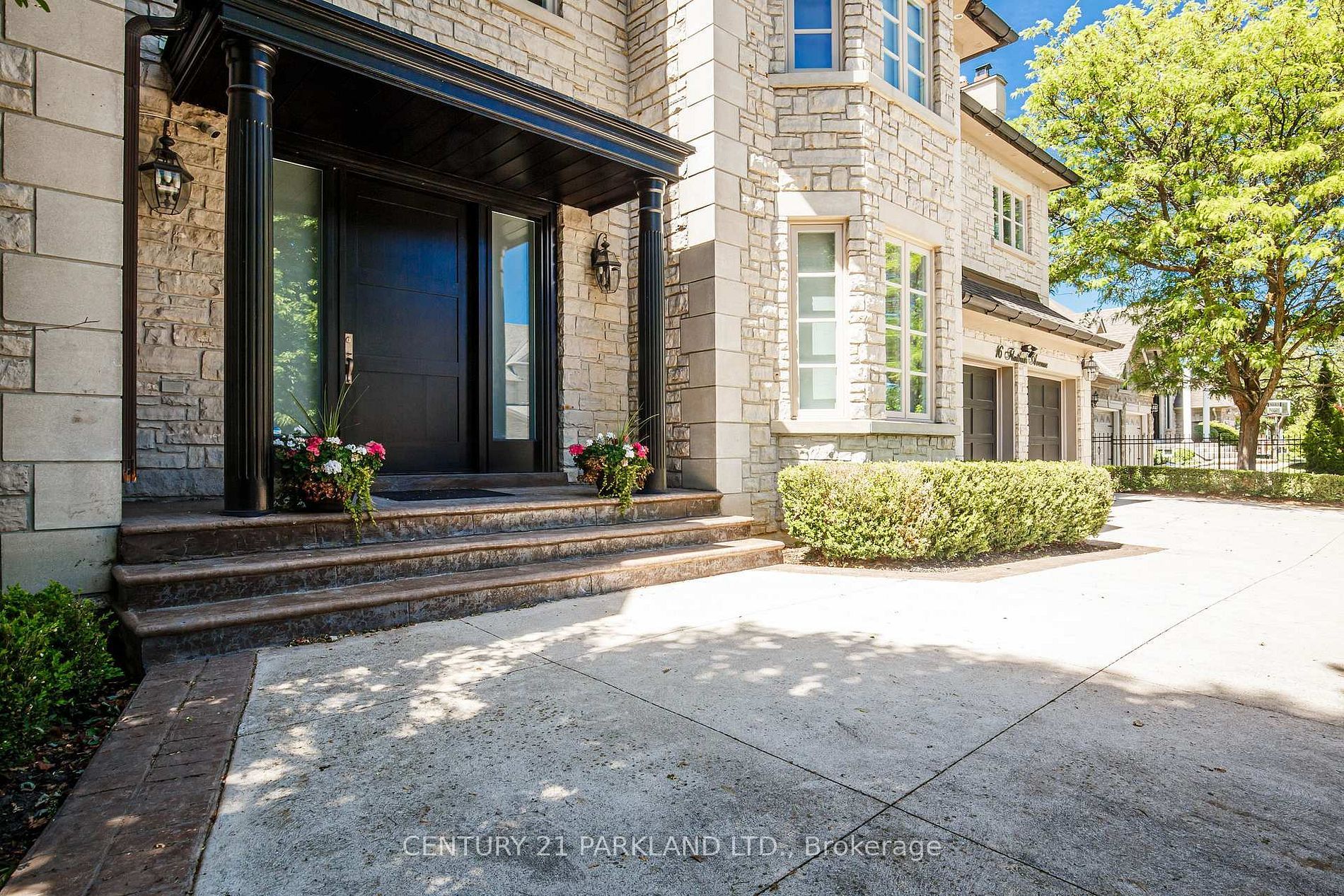 16 Flatbush Avenue, Vaughan, On L4l 8k3