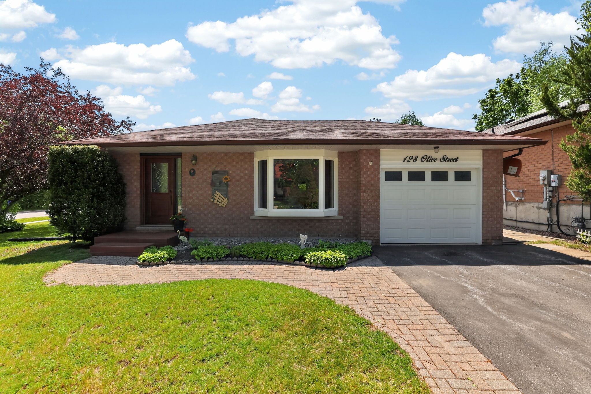 128 Olive Street, East Gwillimbury, On L9n 1m2