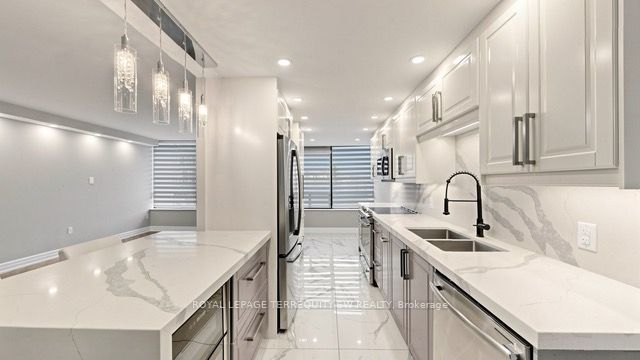 7440 Bathurst Street 512, Vaughan, On L4j 7k8