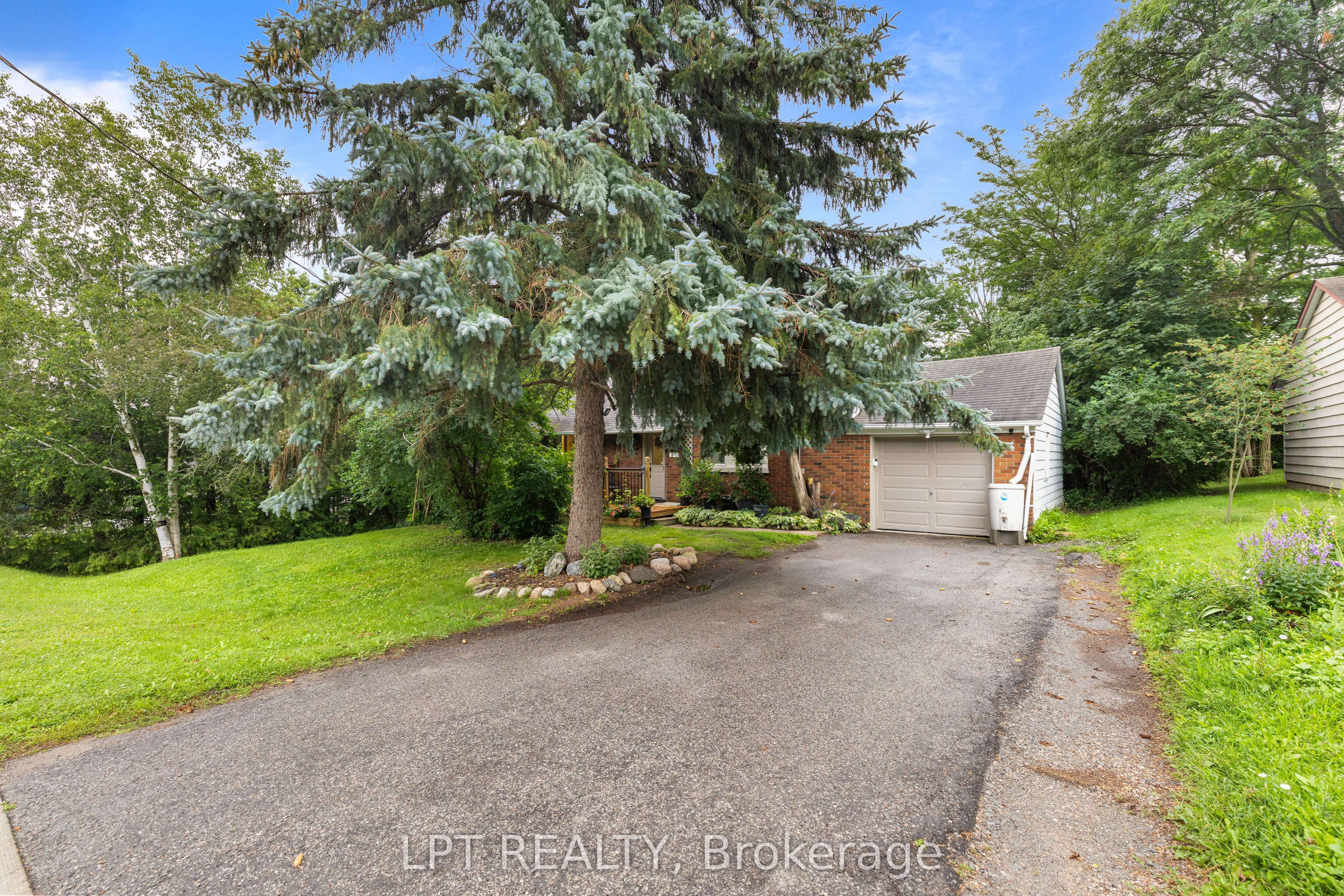98 Don Mor Drive, Newmarket, On L3y 1g7