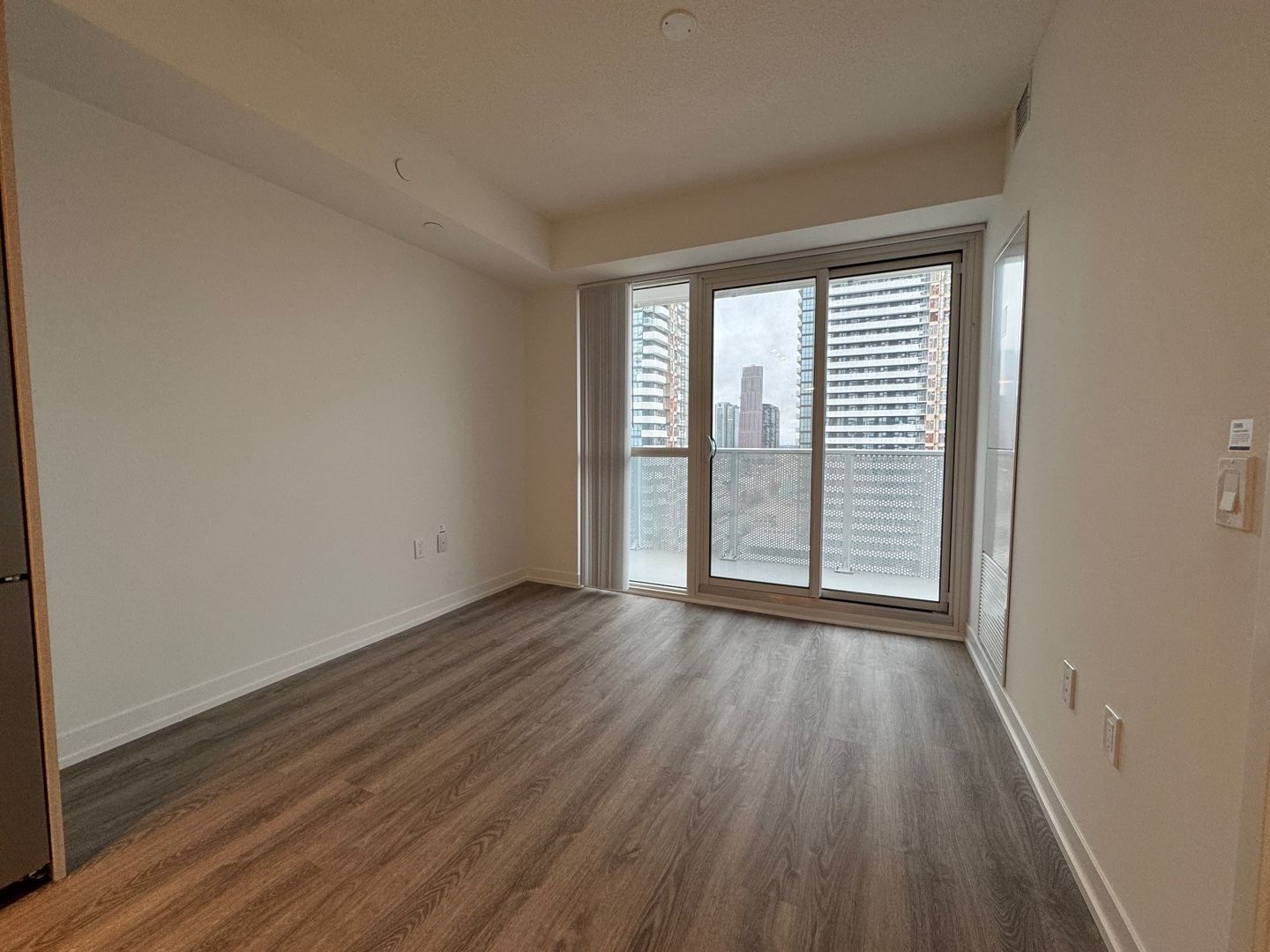 195 Commerce Street 1817, Vaughan, On L4k 0p9