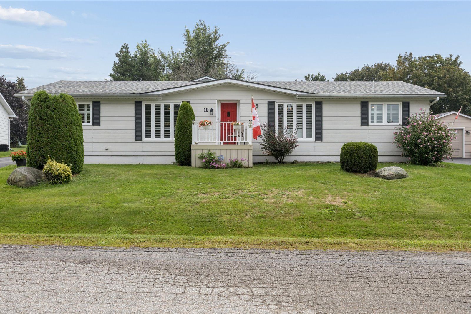 10 Kelsey Crescent, Georgina, On L0e 1r0
