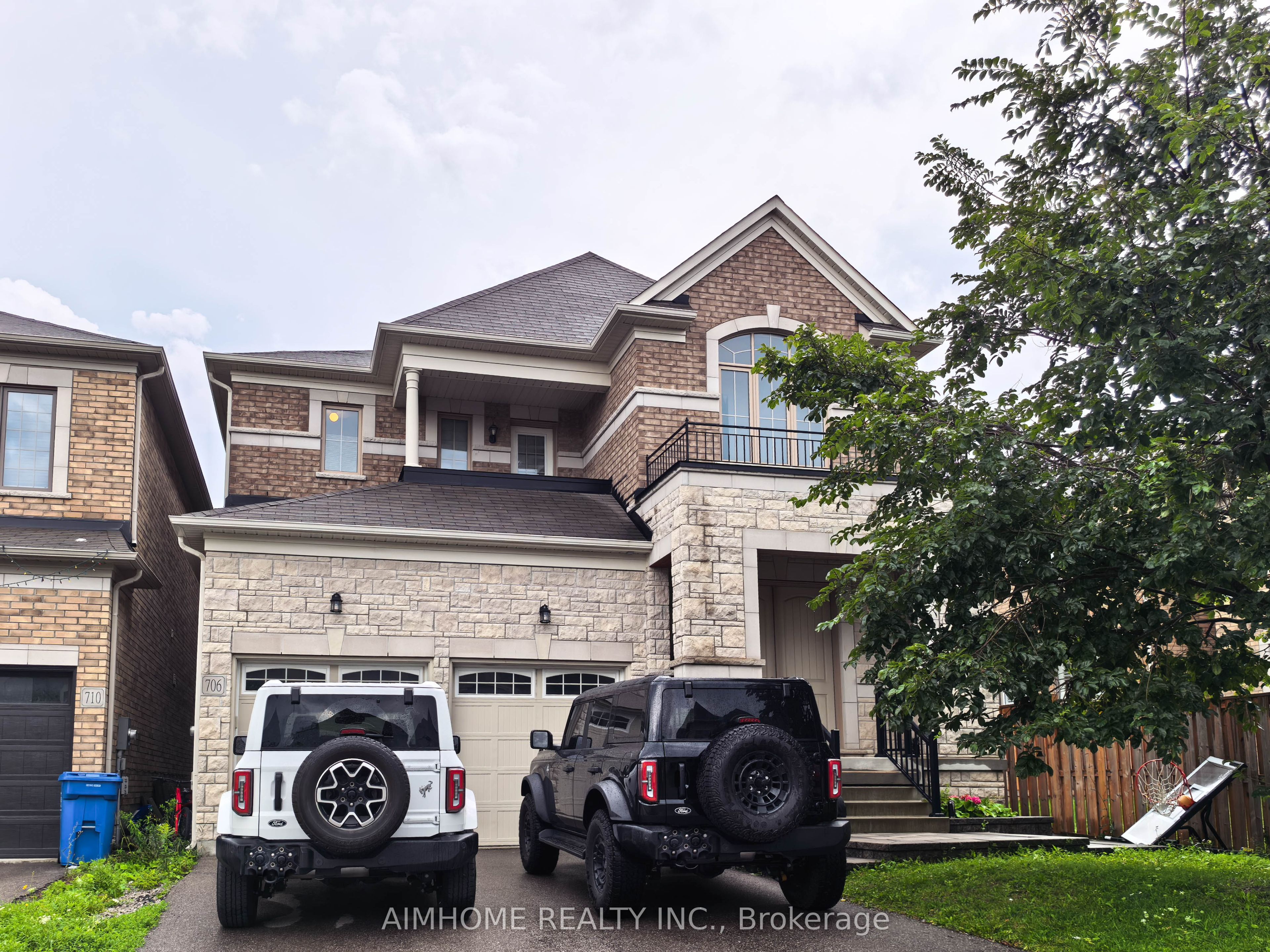 706 Harry Douglas Street, Newmarket, On L3x 0j8