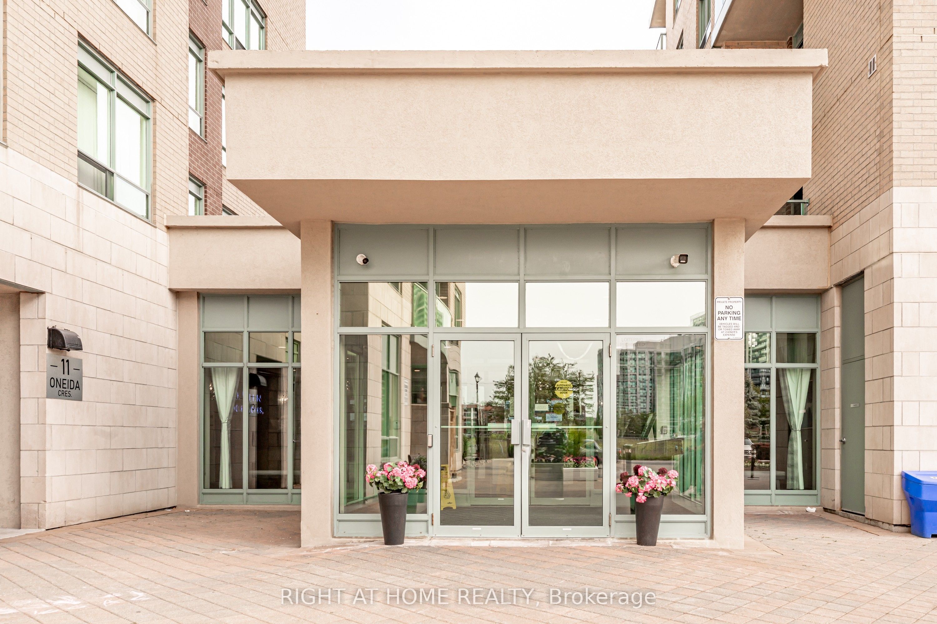 23 Oneida Crescent 1010, Richmond Hill, On L4b 0a2
