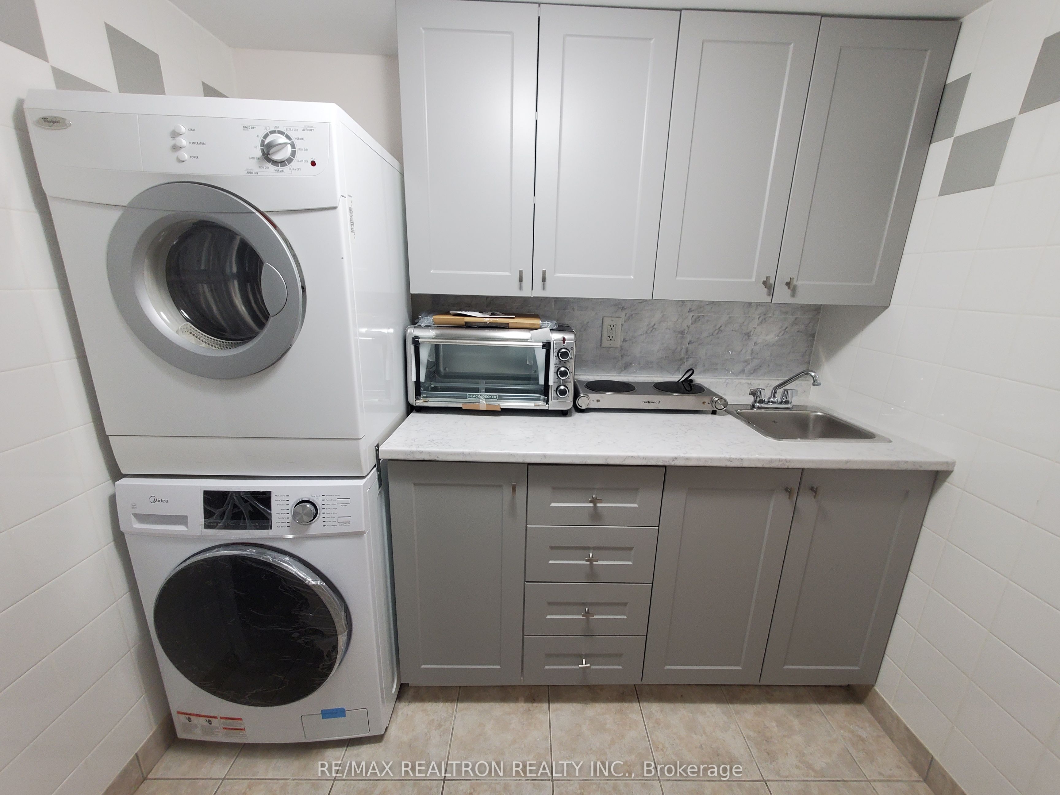 35 Lodgeway Drive Main&2nd, Vaughan, On L6a 3s5