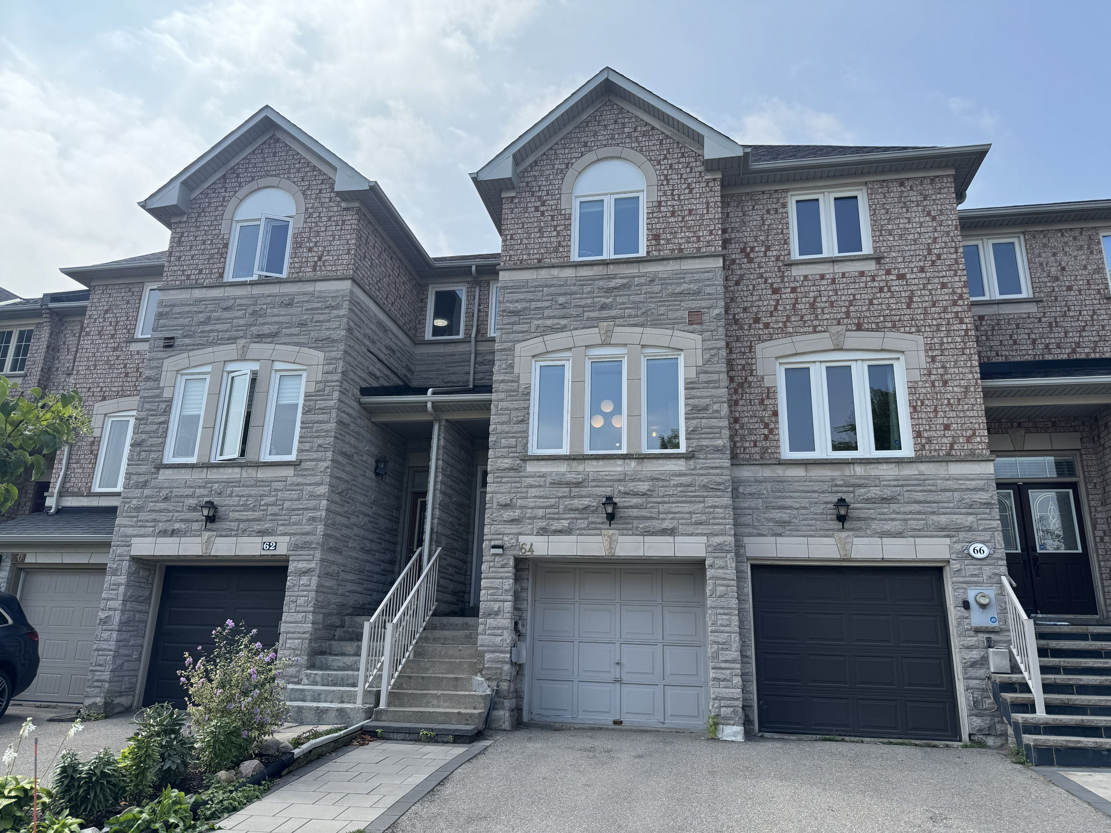 64 Coburg Crescent, Richmond Hill, On L4b 4e4
