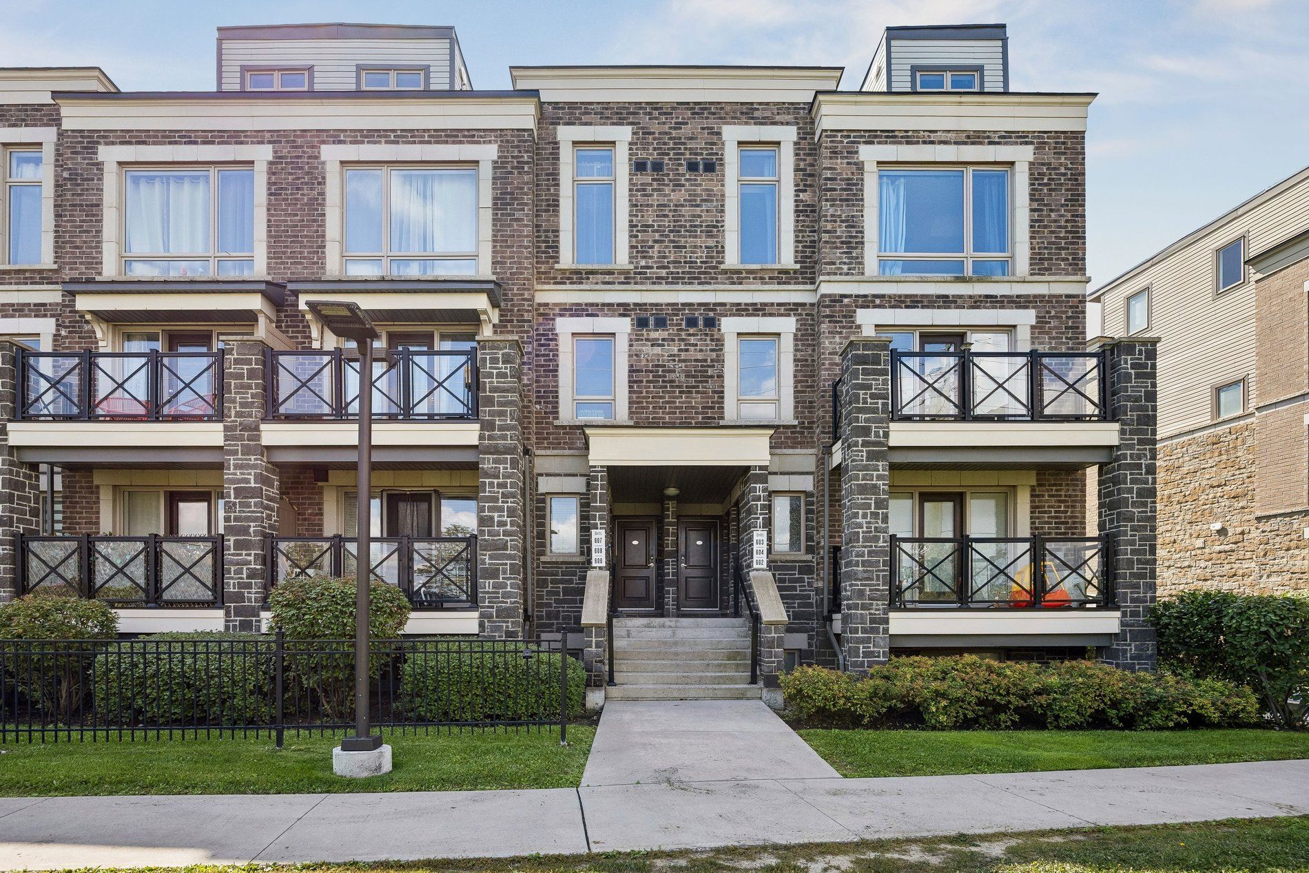 50 Dunsheath Way 608, Markham, On L6b 1n3