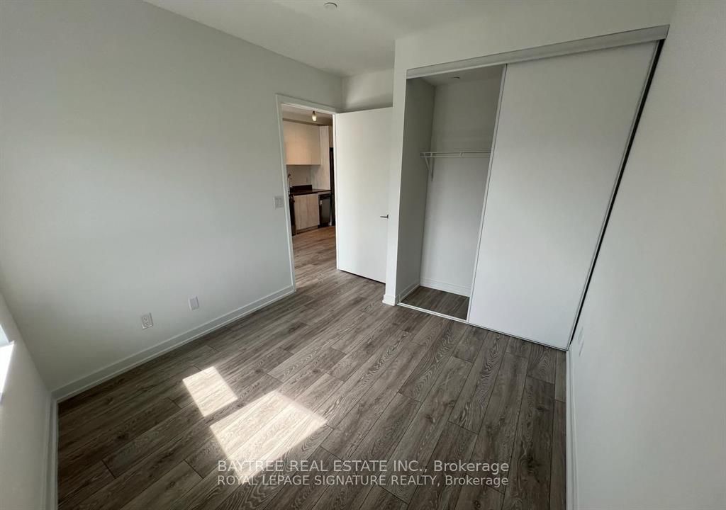 95 Oneida Crescent 603, Richmond Hill, On L4b 0b1