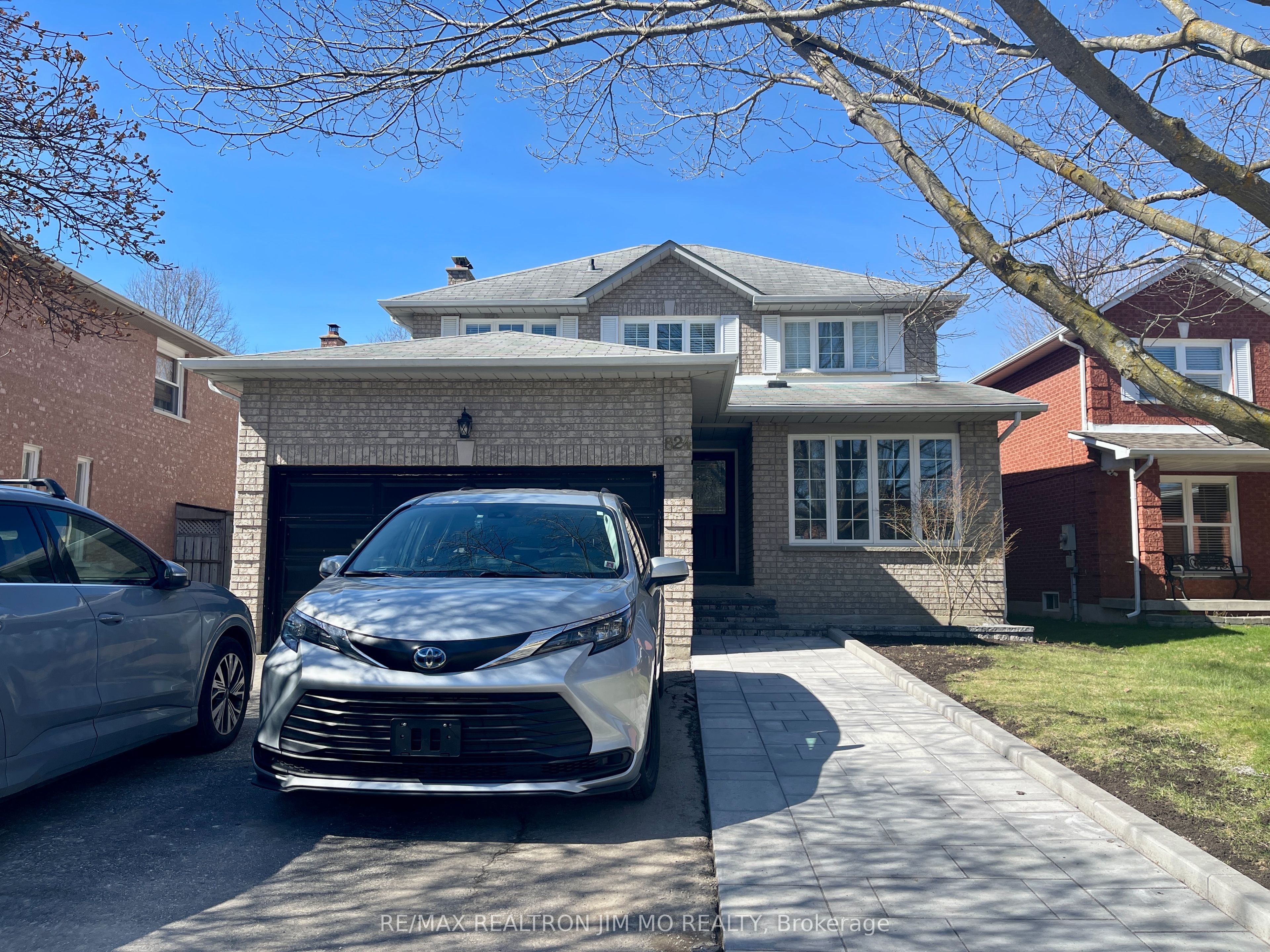 824 College Manor Drive Lower, Newmarket, On L3y 8g6