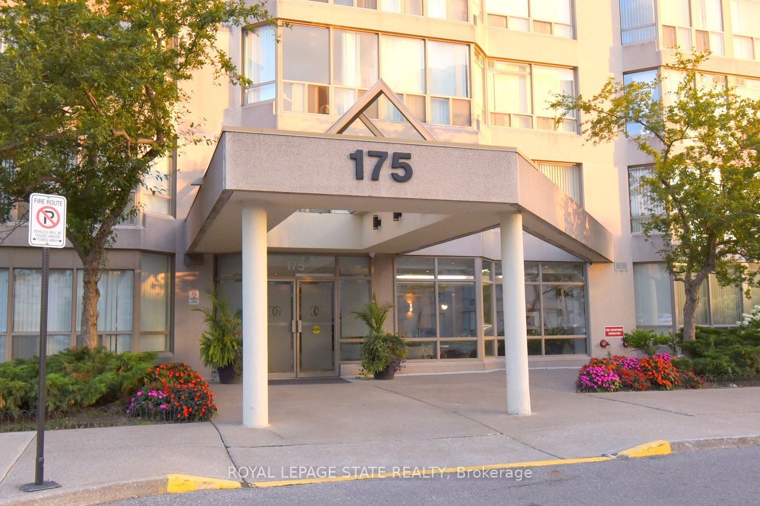 175 Cedar Avenue 215, Richmond Hill, On L4c 9v3