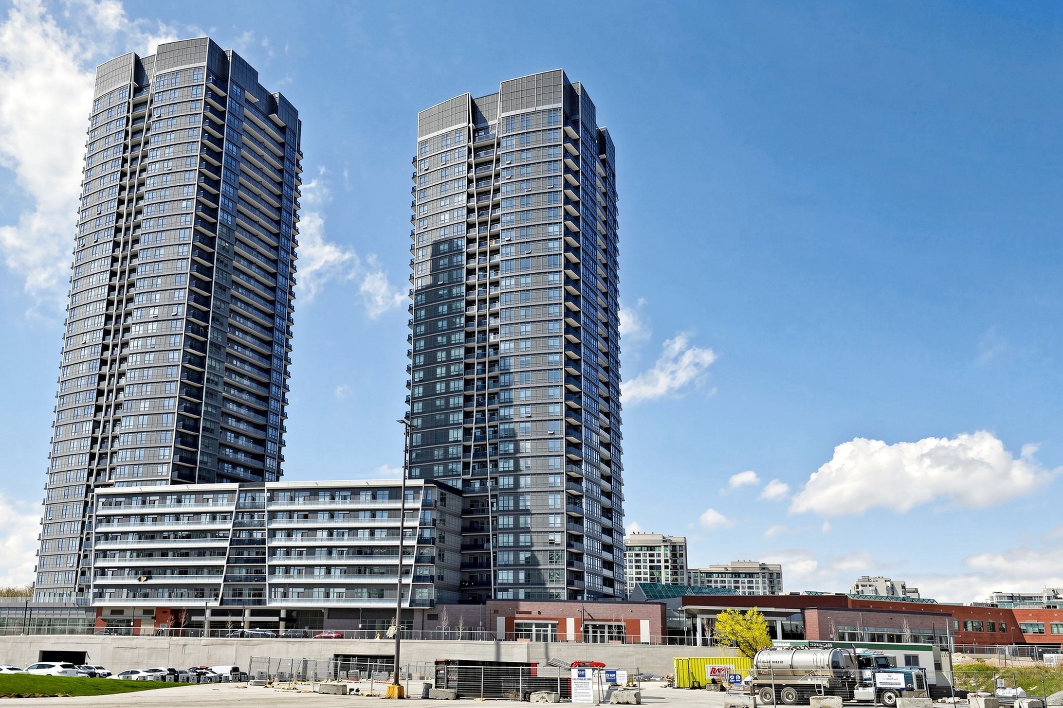 50 Upper Mall Way 1909, Vaughan, On L4j 0l8