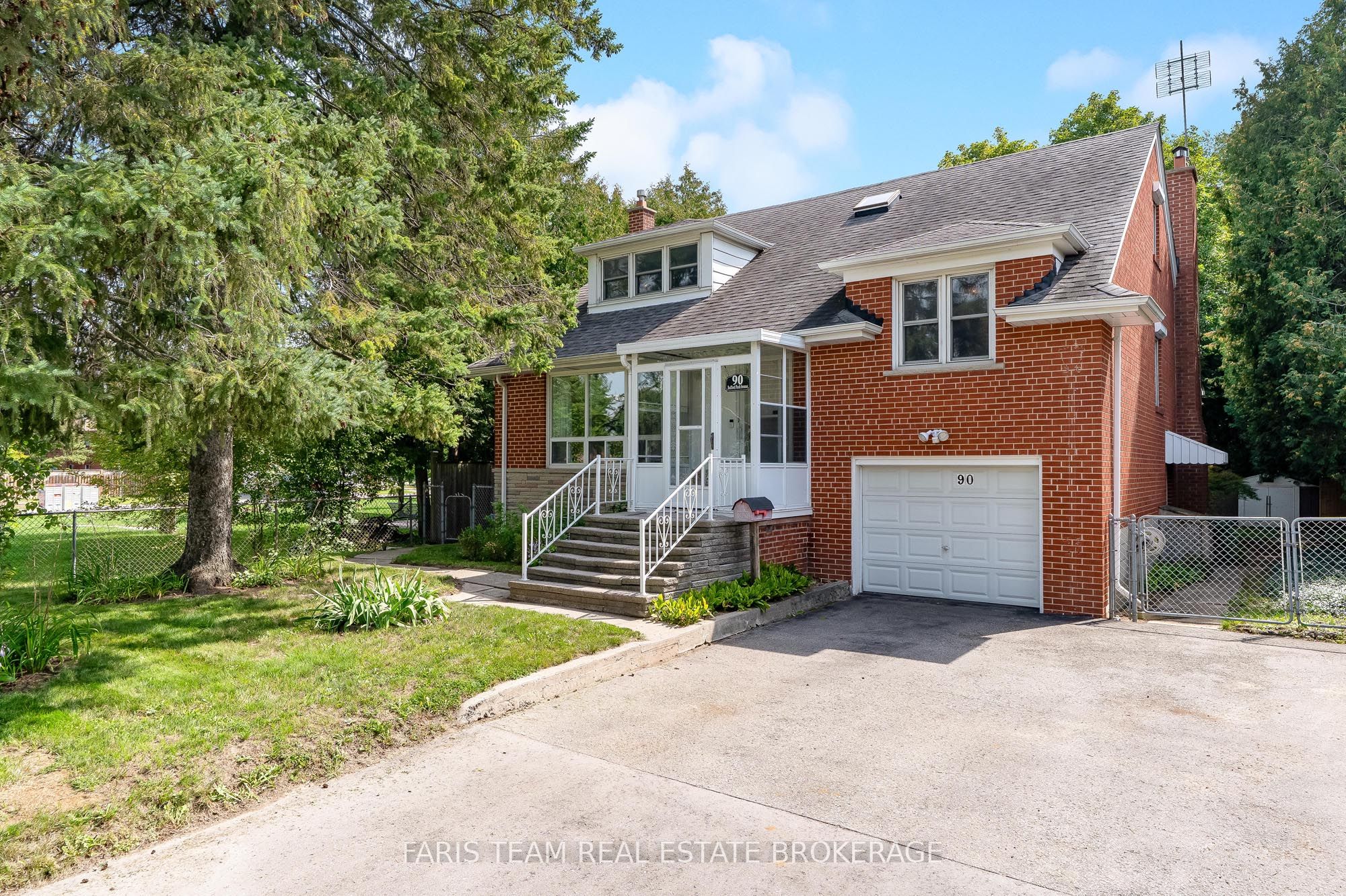 90 Bedford Park Avenue, Richmond Hill, On L4c 2n8