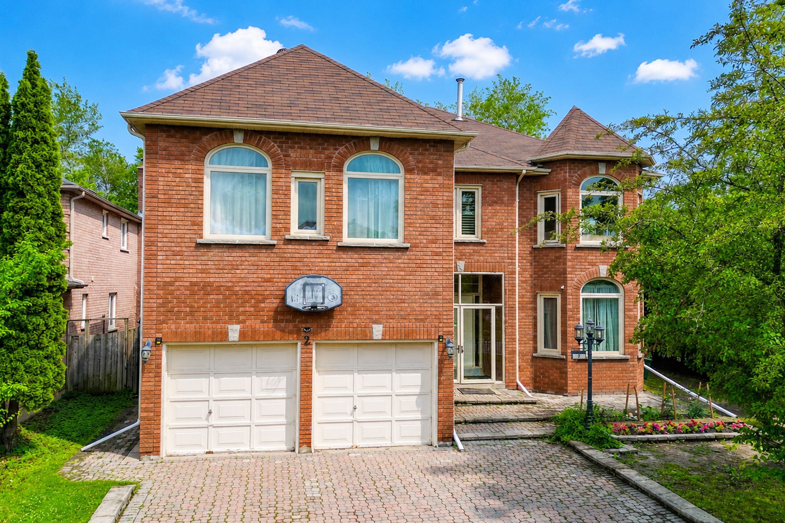 2 Woodriver Street, Richmond Hill, On L4s 1b2
