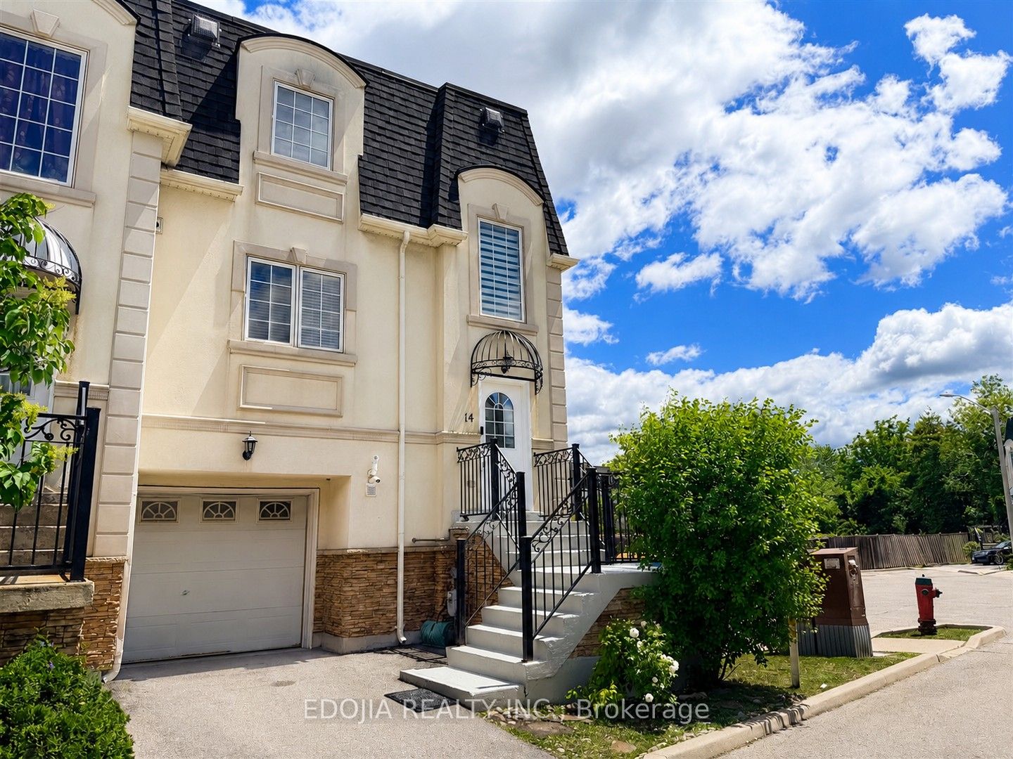 215 16th Avenue 14, Richmond Hill, On L4c 0t8