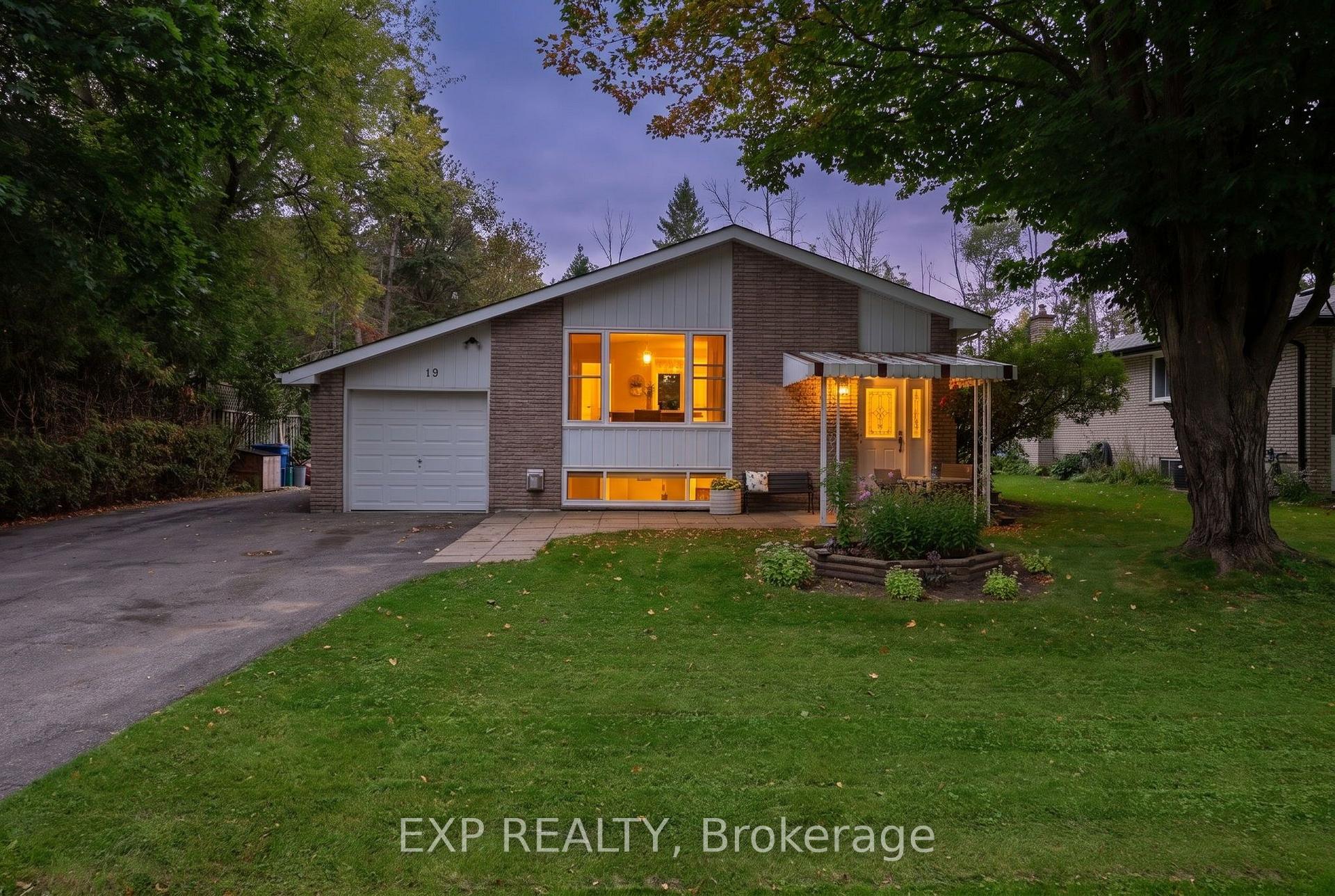 19 Faircrest Avenue, Georgina, On L0e 1l0