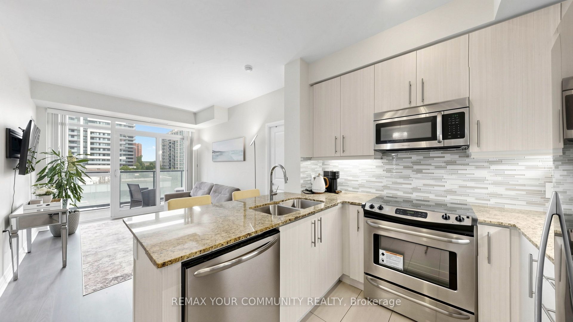55 Oneida Crescent 408, Richmond Hill, On L4b 0e8