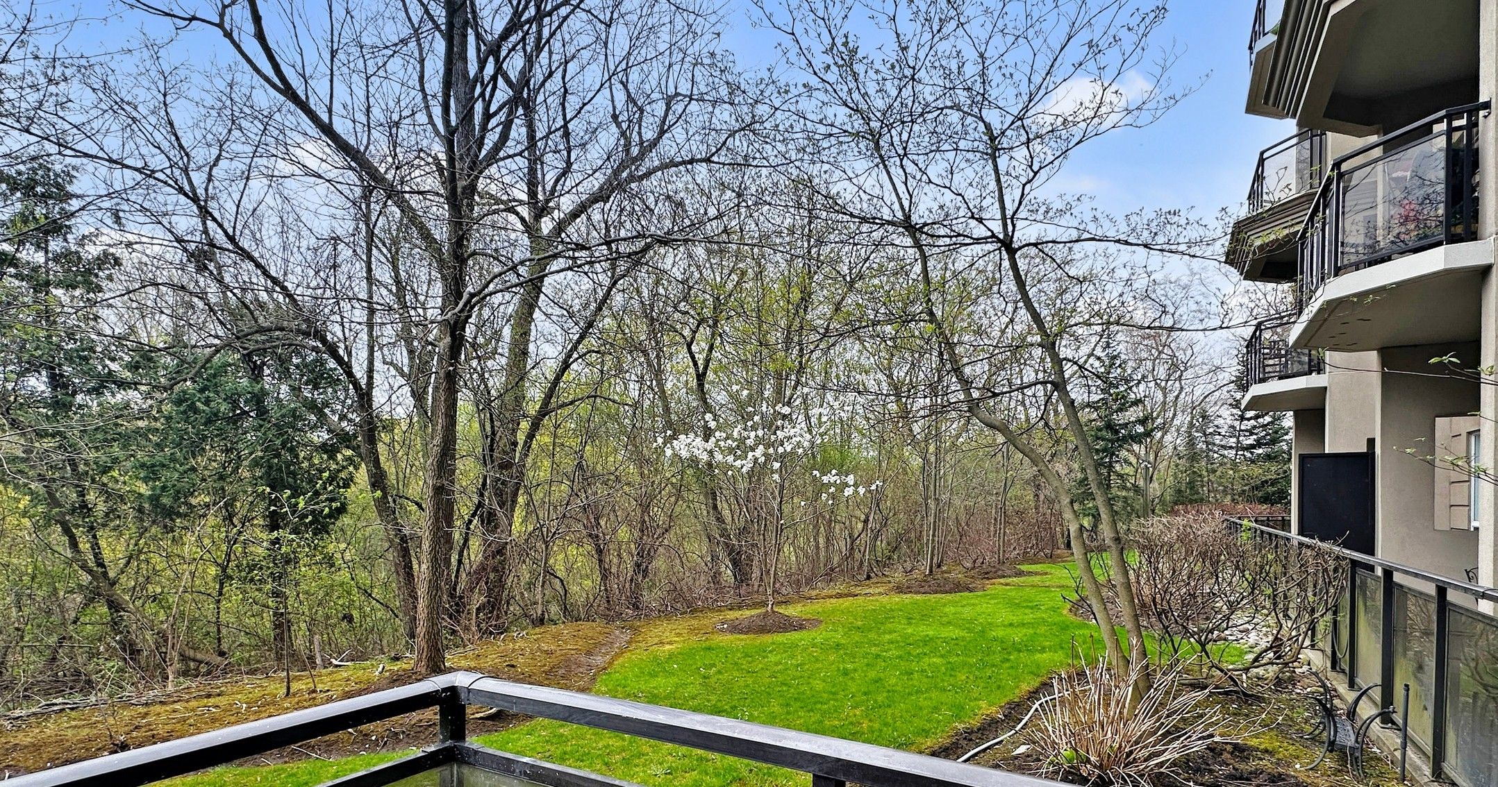 2 Maison Parc Court 102, Vaughan, On L4j 9k4