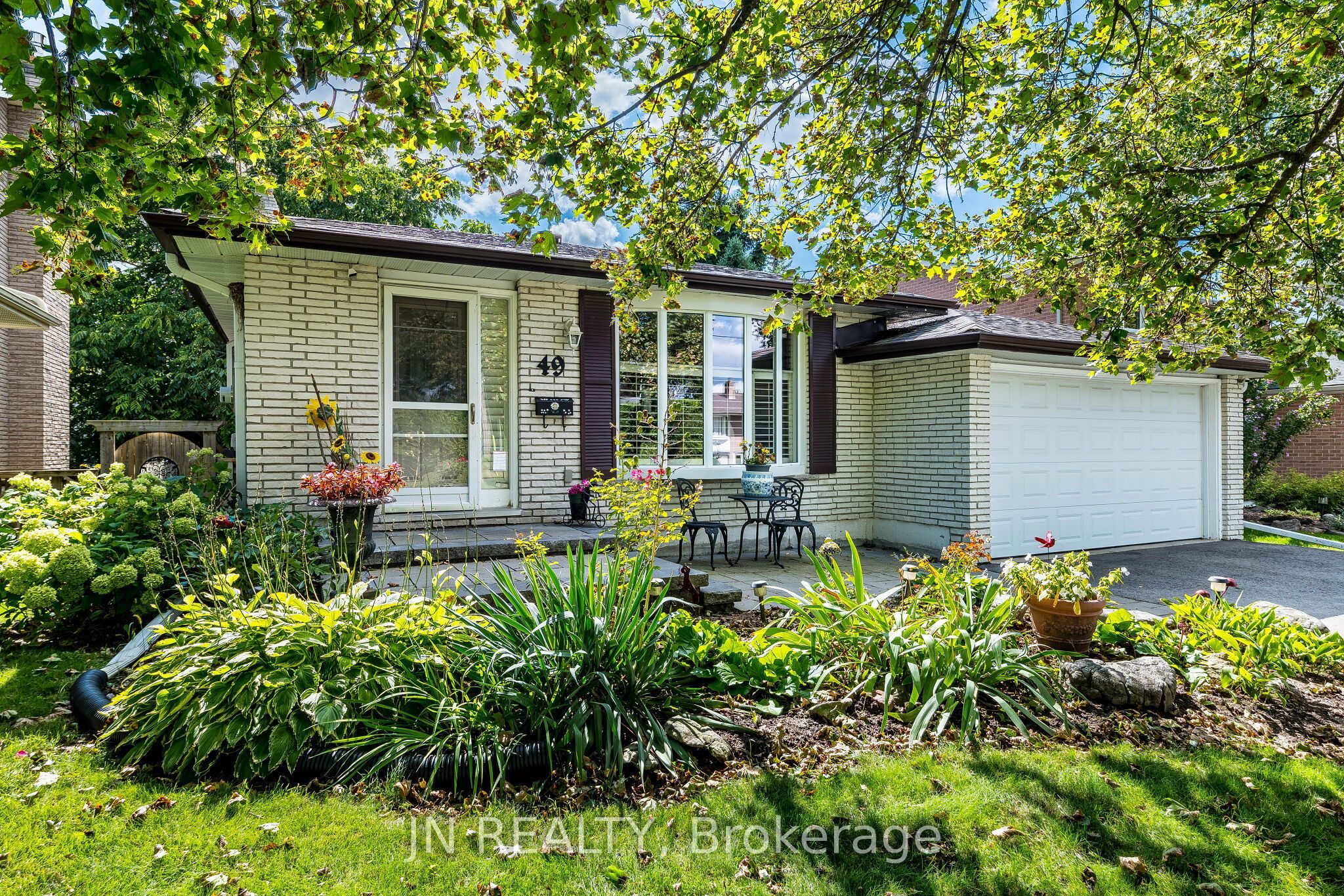 49 School Street, East Gwillimbury, On L9n 1k6