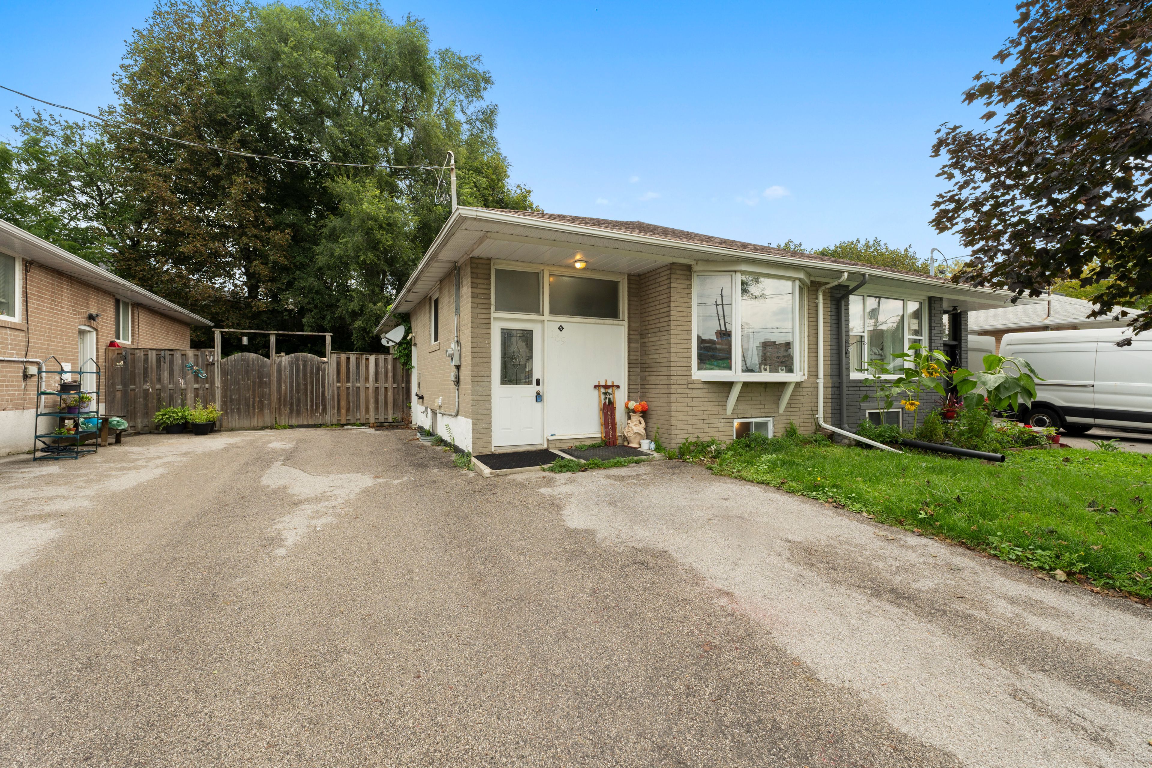 169 Penn Avenue, Newmarket, On L3y 2s3