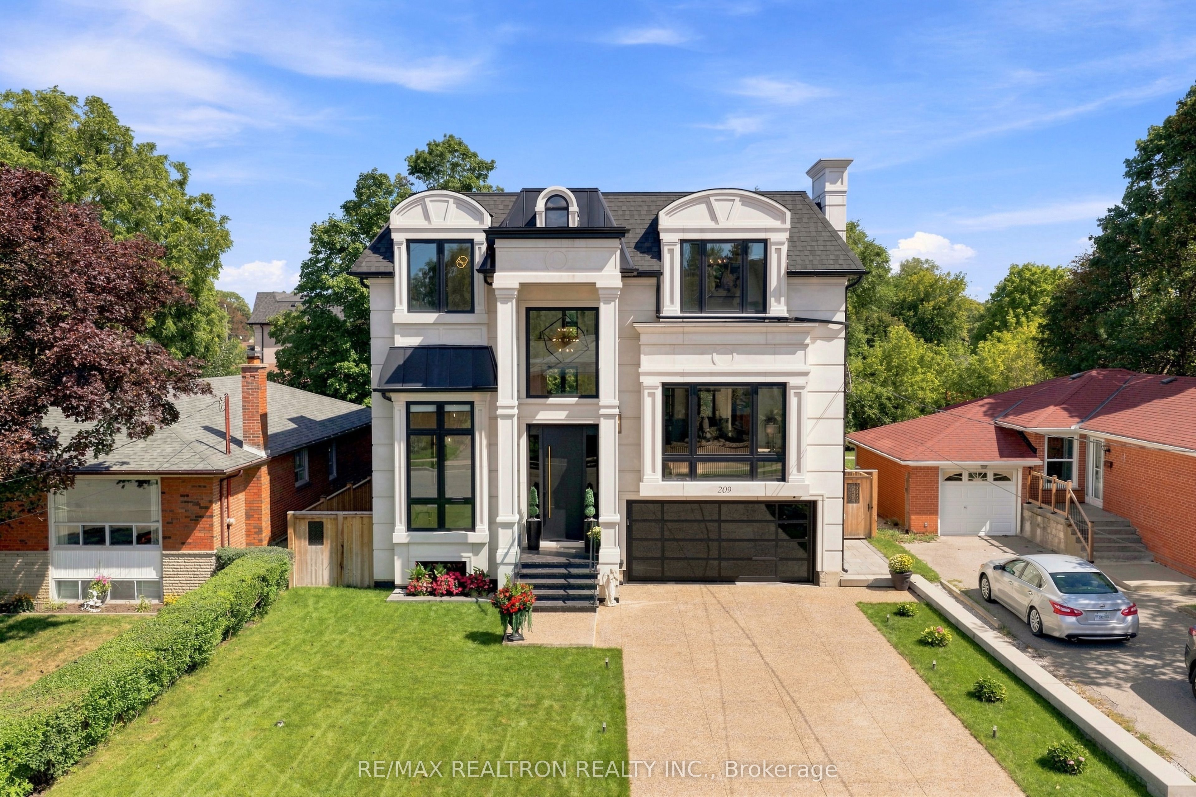209 Sussex Avenue, Richmond Hill, On L4c 2g3