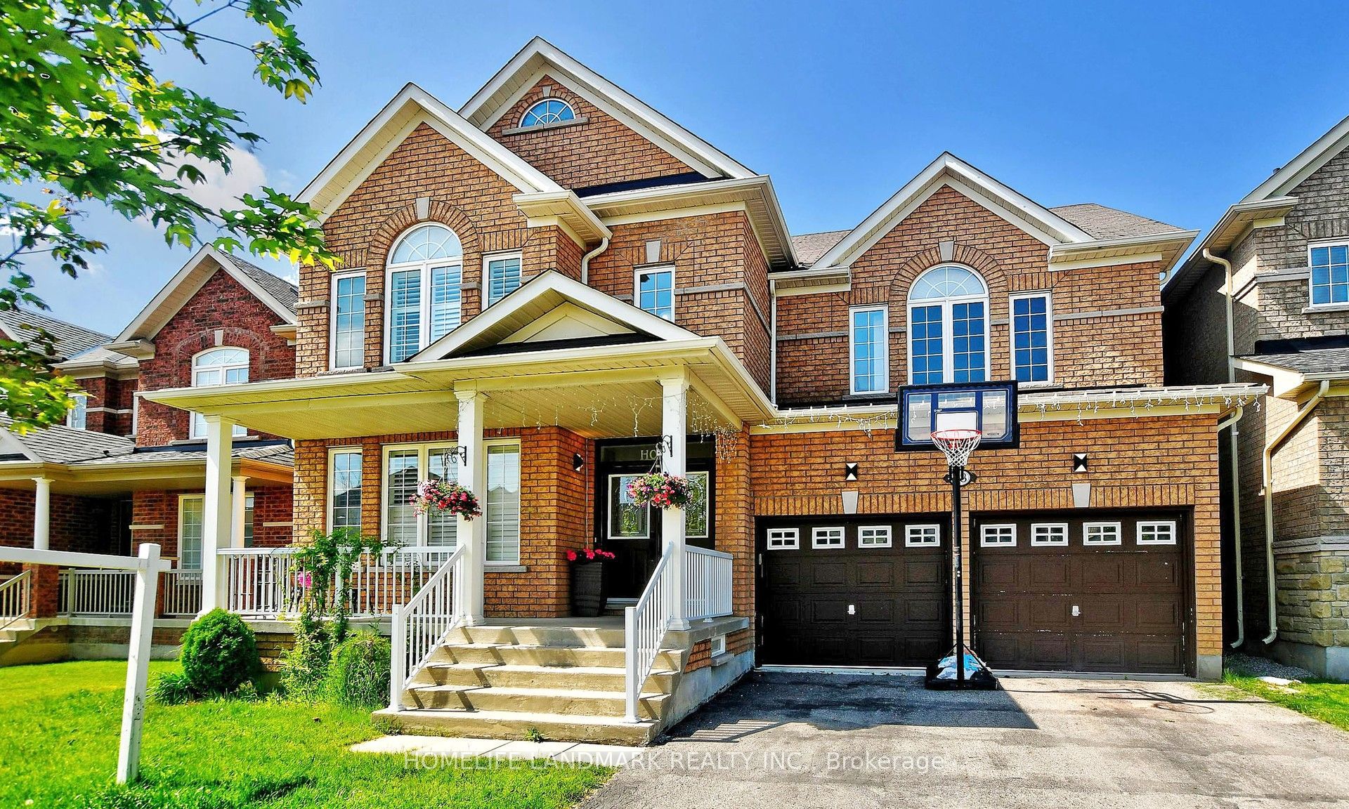 18 Halldorson Avenue, Aurora, On L4g 7z2
