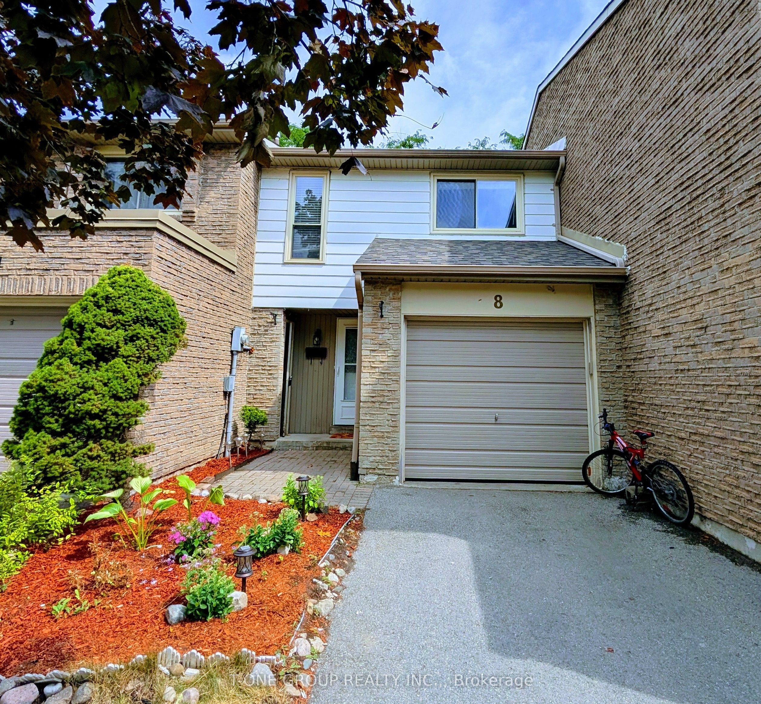 8 Camelot Way, Markham, On L3p 3w1