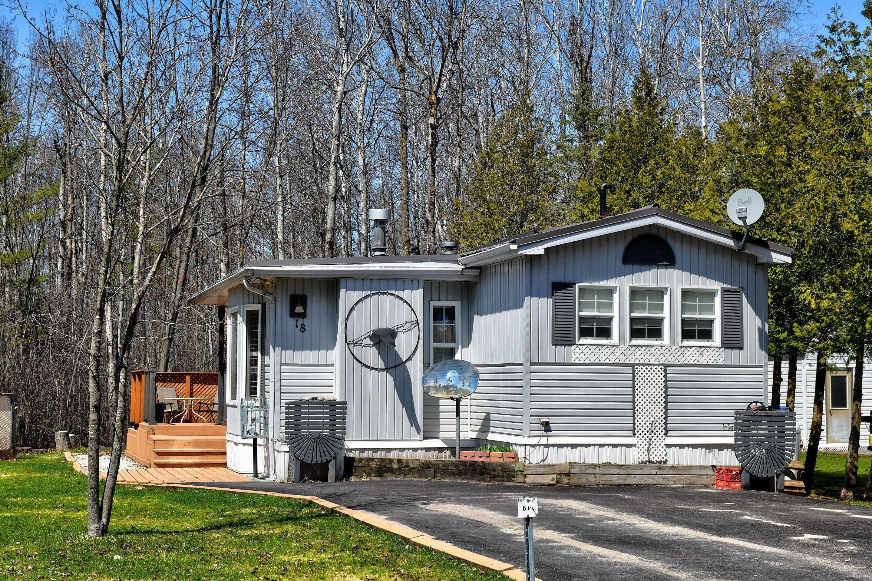 18 Prince Charles Avenue, Springwater, On L0l 1p0