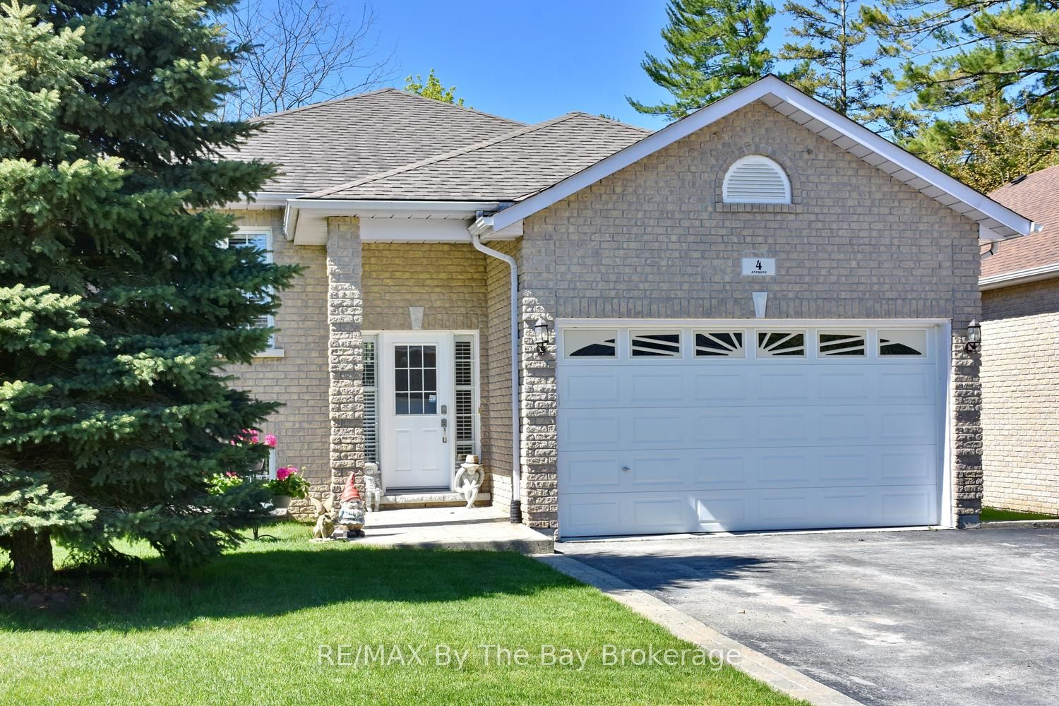 4 Anthony Street, Wasaga Beach, On L9z 2n4